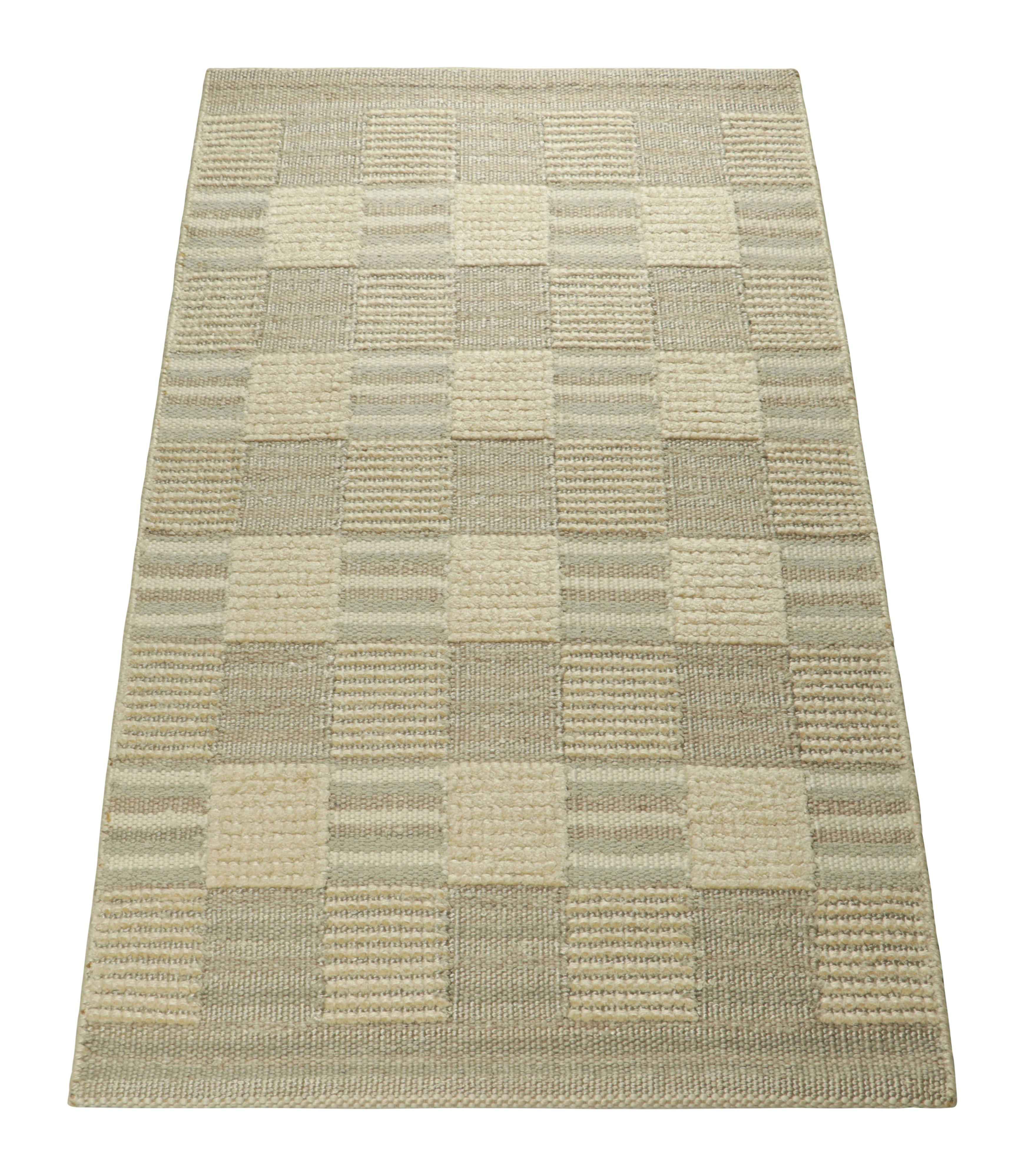 Rug & Kilim's Teppich im skandinavischen Stil in Blau und Beige mit geometrischen Mustern (Indisch) im Angebot