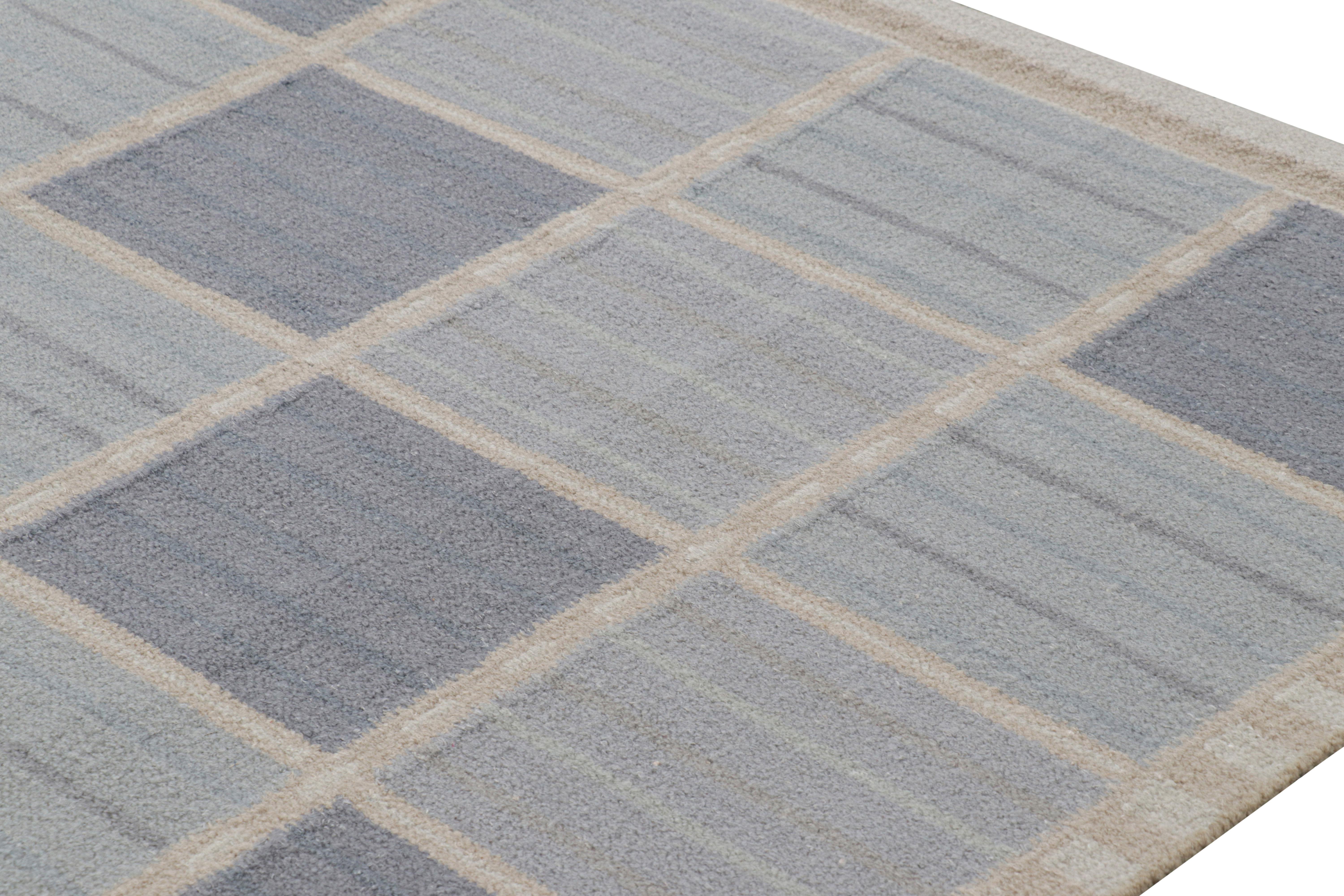 Rug & Kilim's Teppich im skandinavischen Stil in Blau und Beige mit geometrischen Mustern im Zustand „Neu“ im Angebot in Long Island City, NY