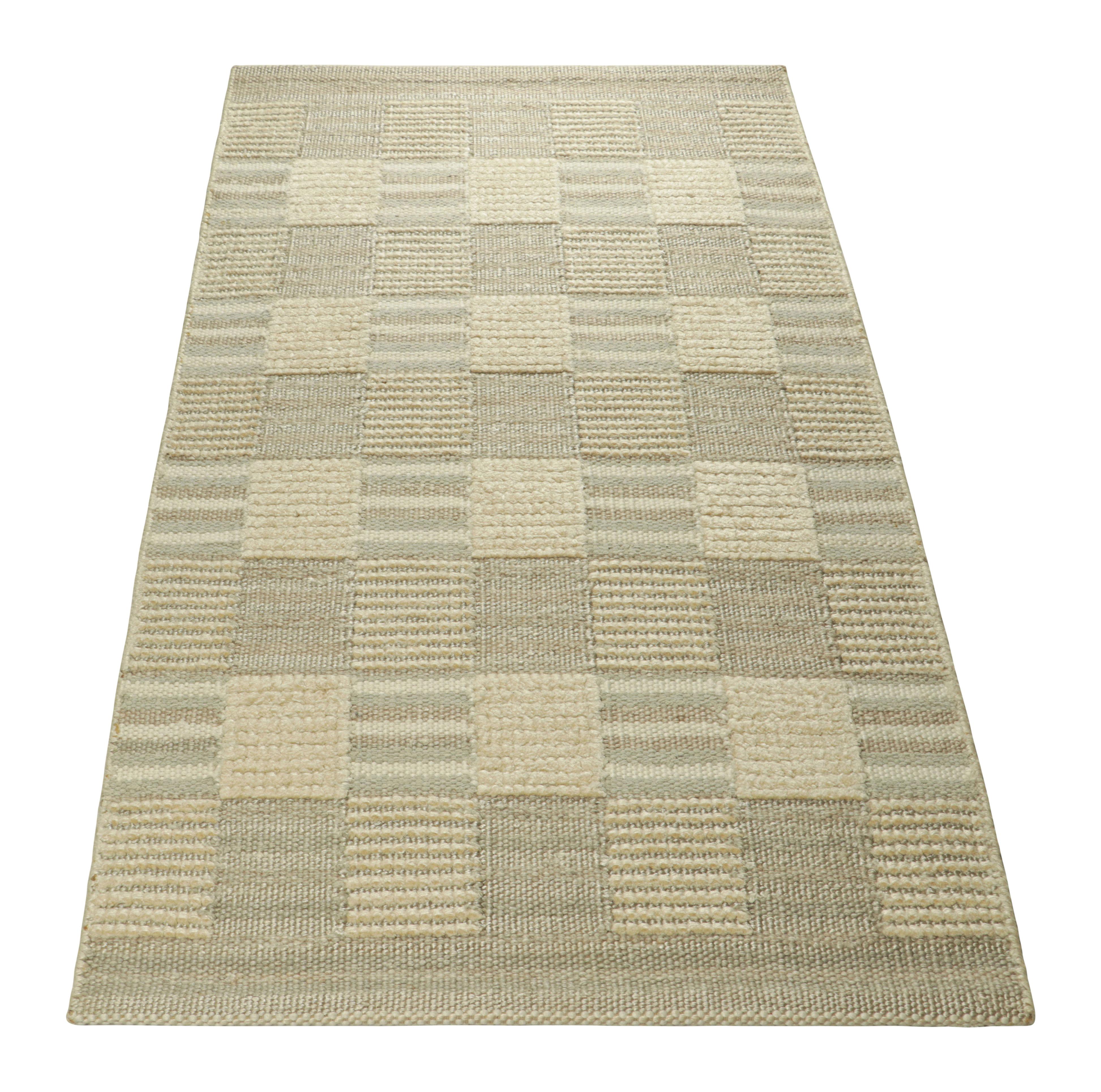 Rug & Kilim's Teppich im skandinavischen Stil in Blau und Beige mit geometrischen Mustern (Handgeknüpft) im Angebot