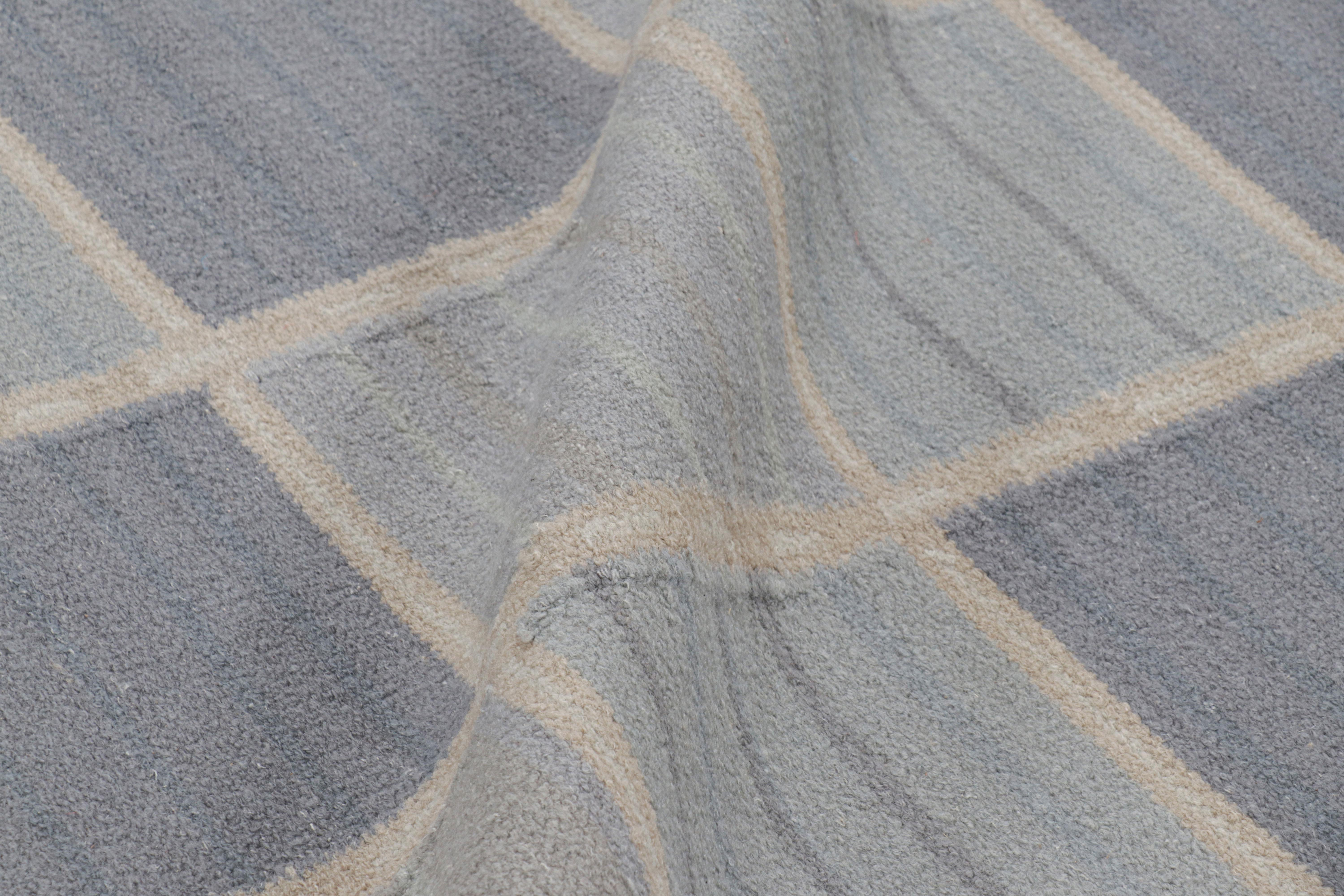 Rug & Kilim's Teppich im skandinavischen Stil in Blau und Beige mit geometrischen Mustern (21. Jahrhundert und zeitgenössisch) im Angebot