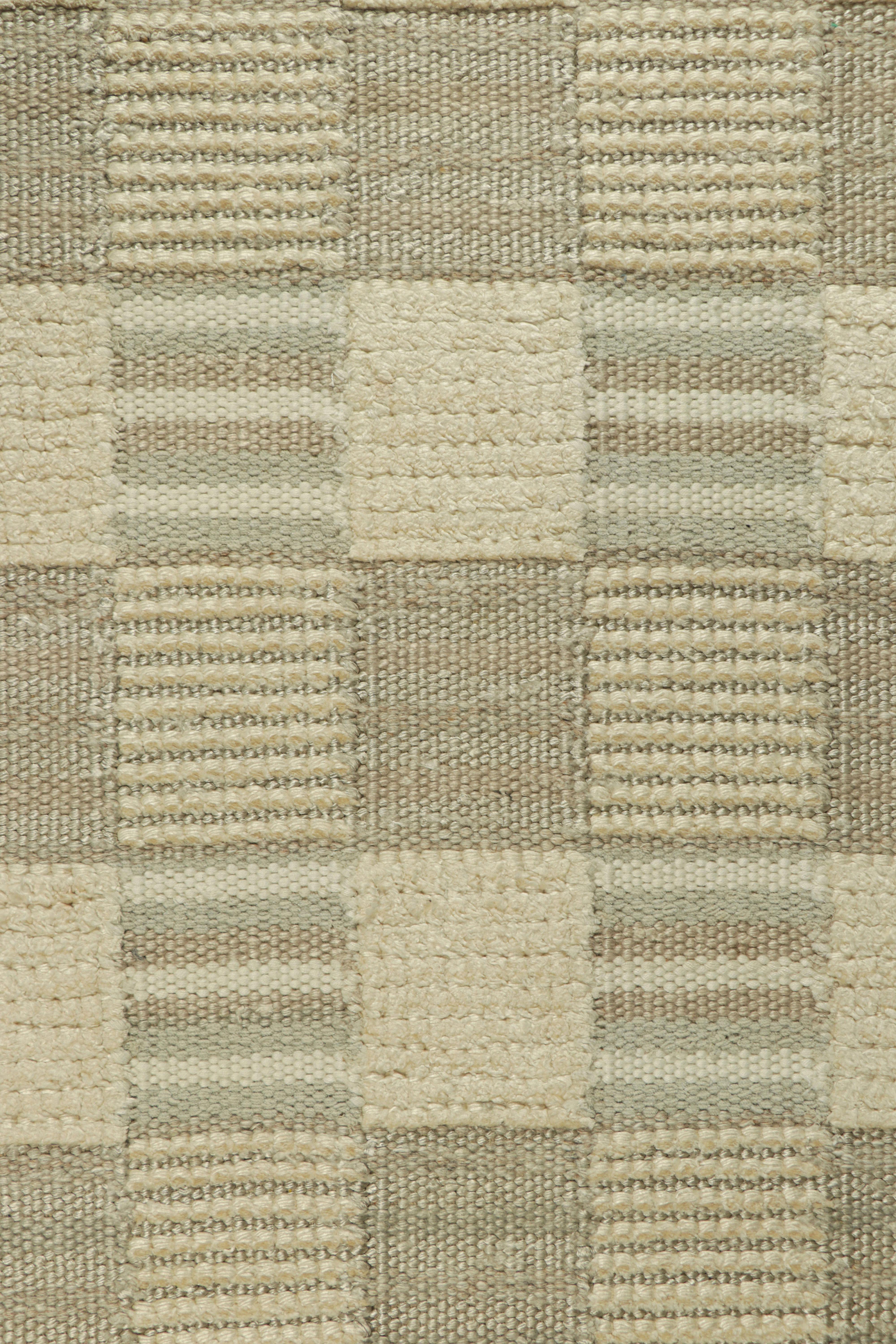 Rug & Kilim's Teppich im skandinavischen Stil in Blau und Beige mit geometrischen Mustern im Zustand „Neu“ im Angebot in Long Island City, NY