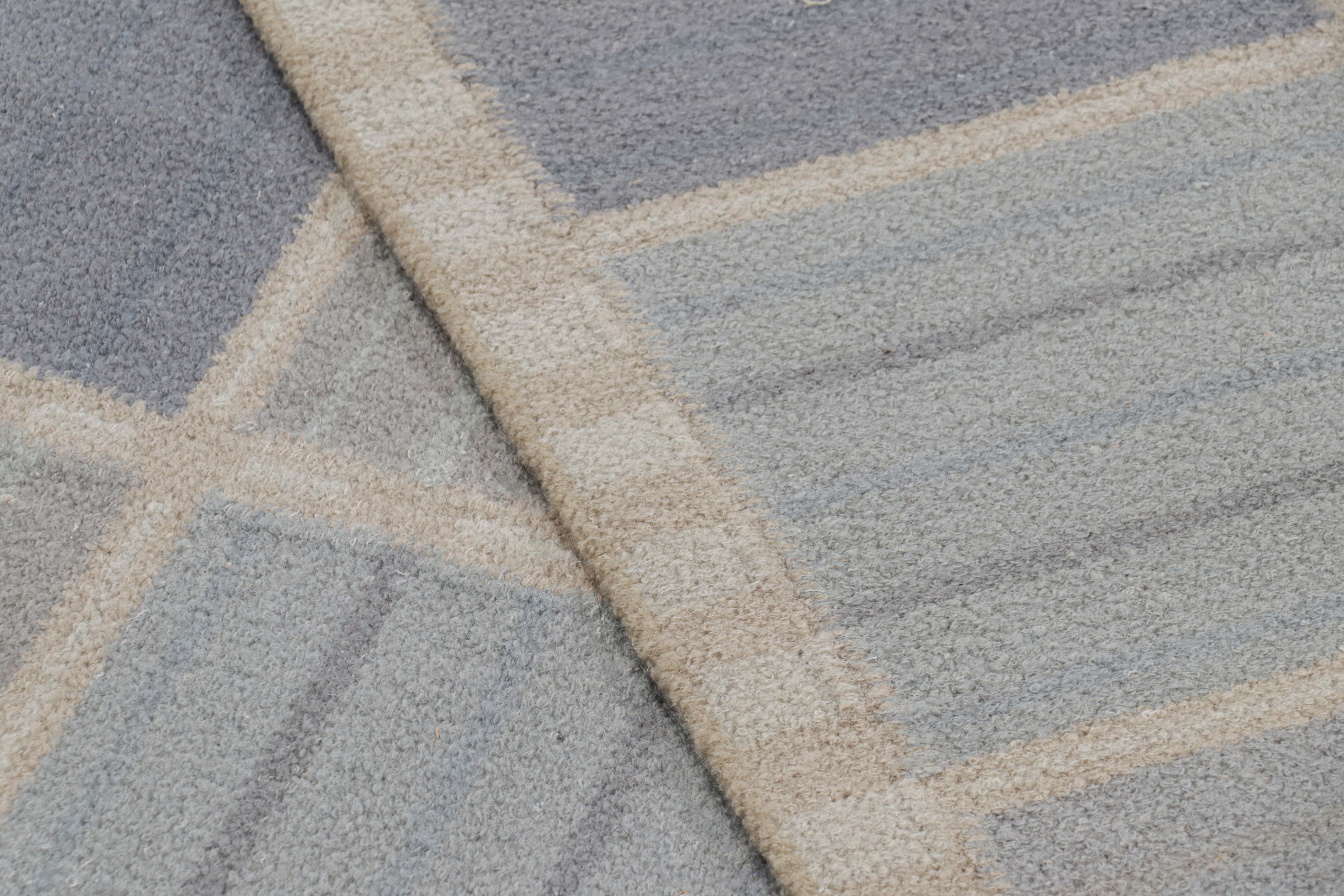 Rug & Kilim's Teppich im skandinavischen Stil in Blau und Beige mit geometrischen Mustern (Wolle) im Angebot