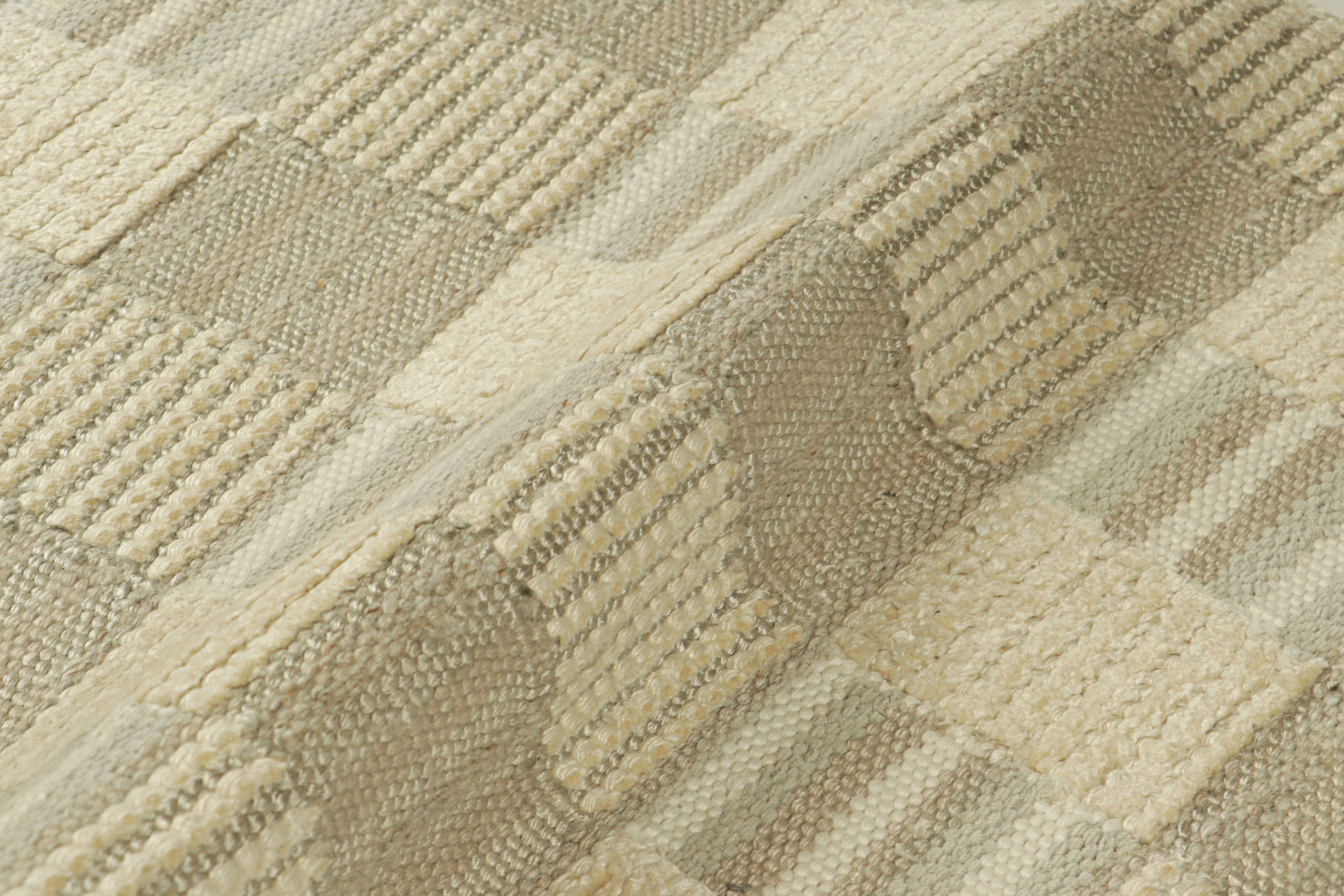 Rug & Kilim's Teppich im skandinavischen Stil in Blau und Beige mit geometrischen Mustern (21. Jahrhundert und zeitgenössisch) im Angebot