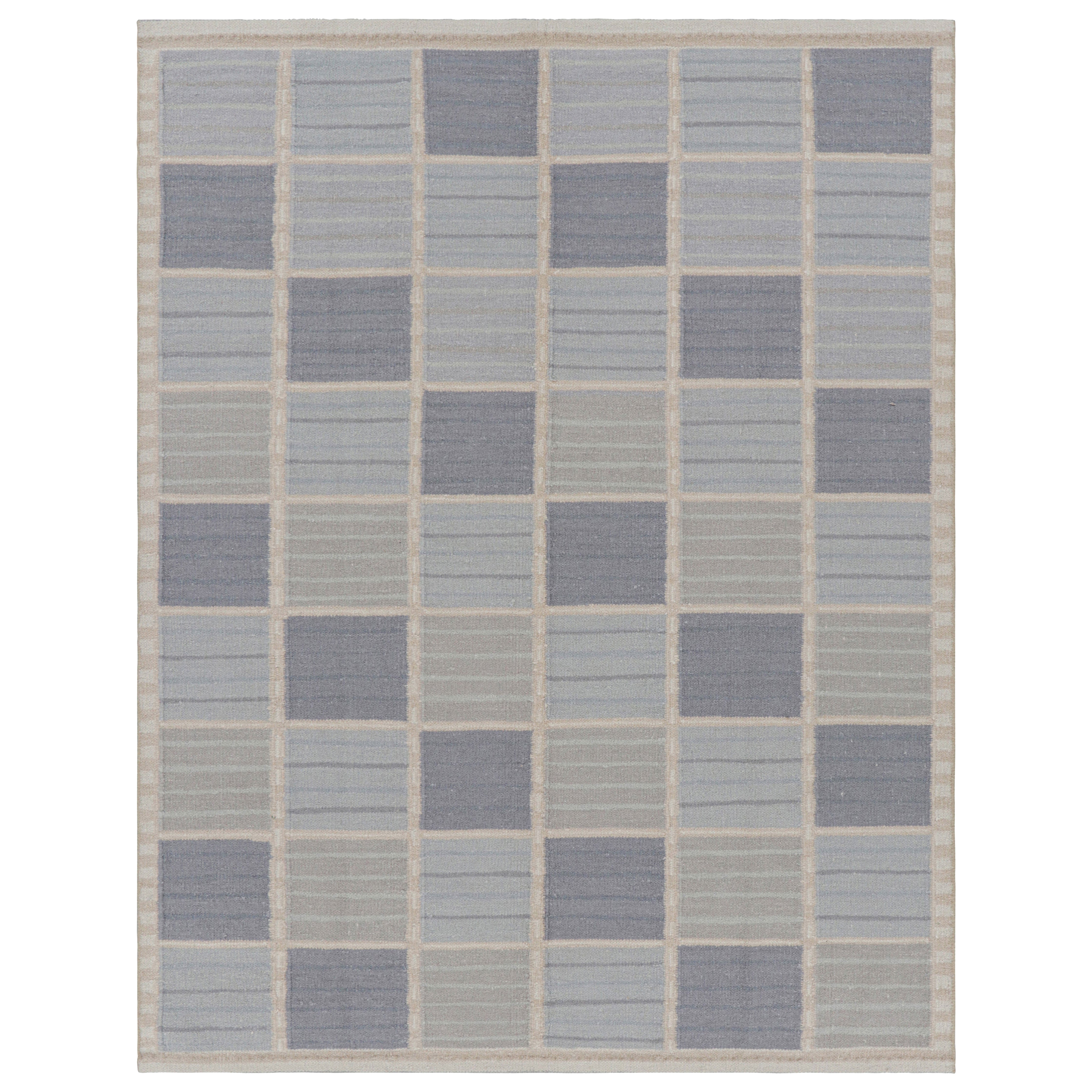 Rug & Kilim's Teppich im skandinavischen Stil in Blau und Beige mit geometrischen Mustern