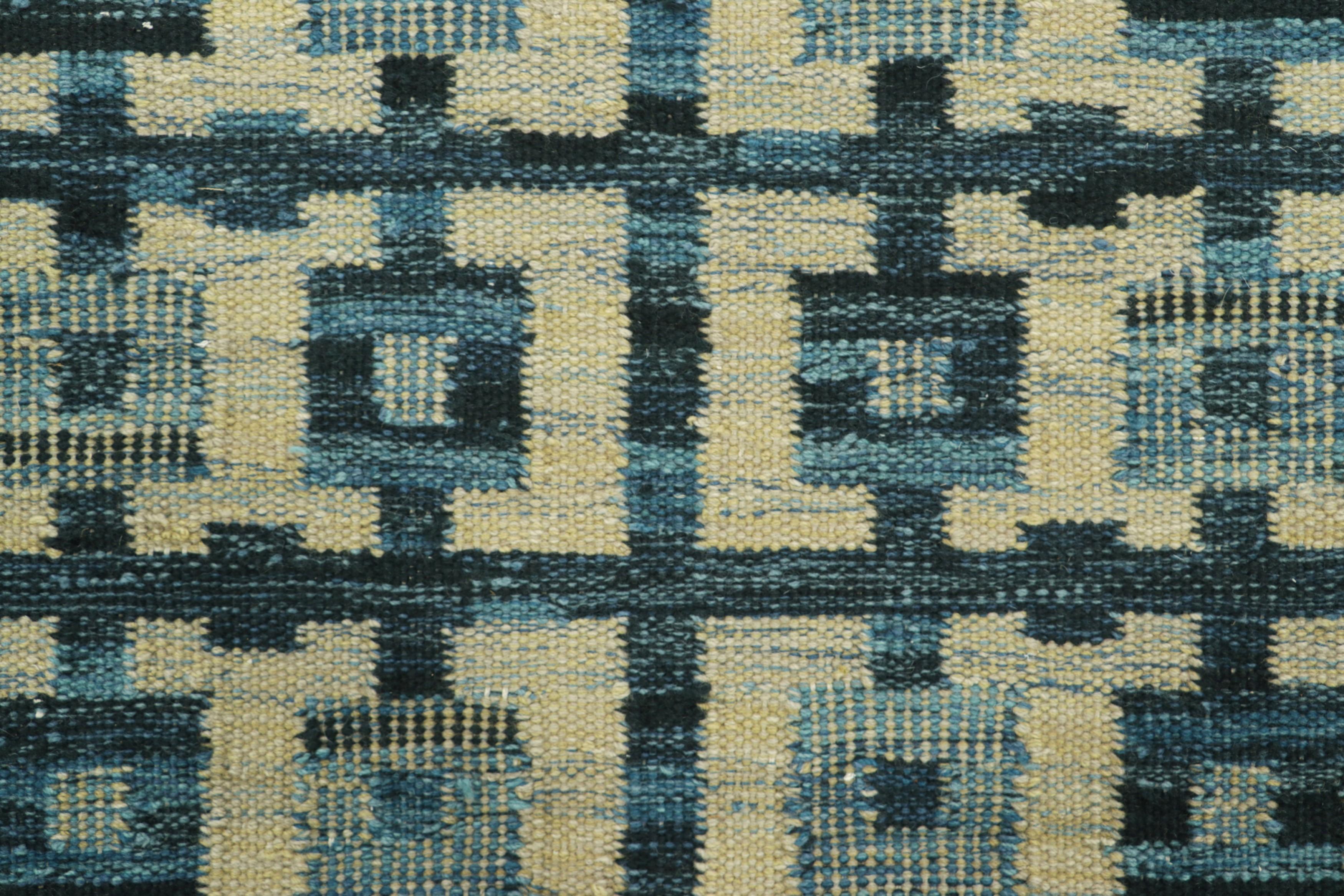 Moderno Tappeto in stile scandinavo Rug & Kilim in blu e crema con motivi geometrici in vendita