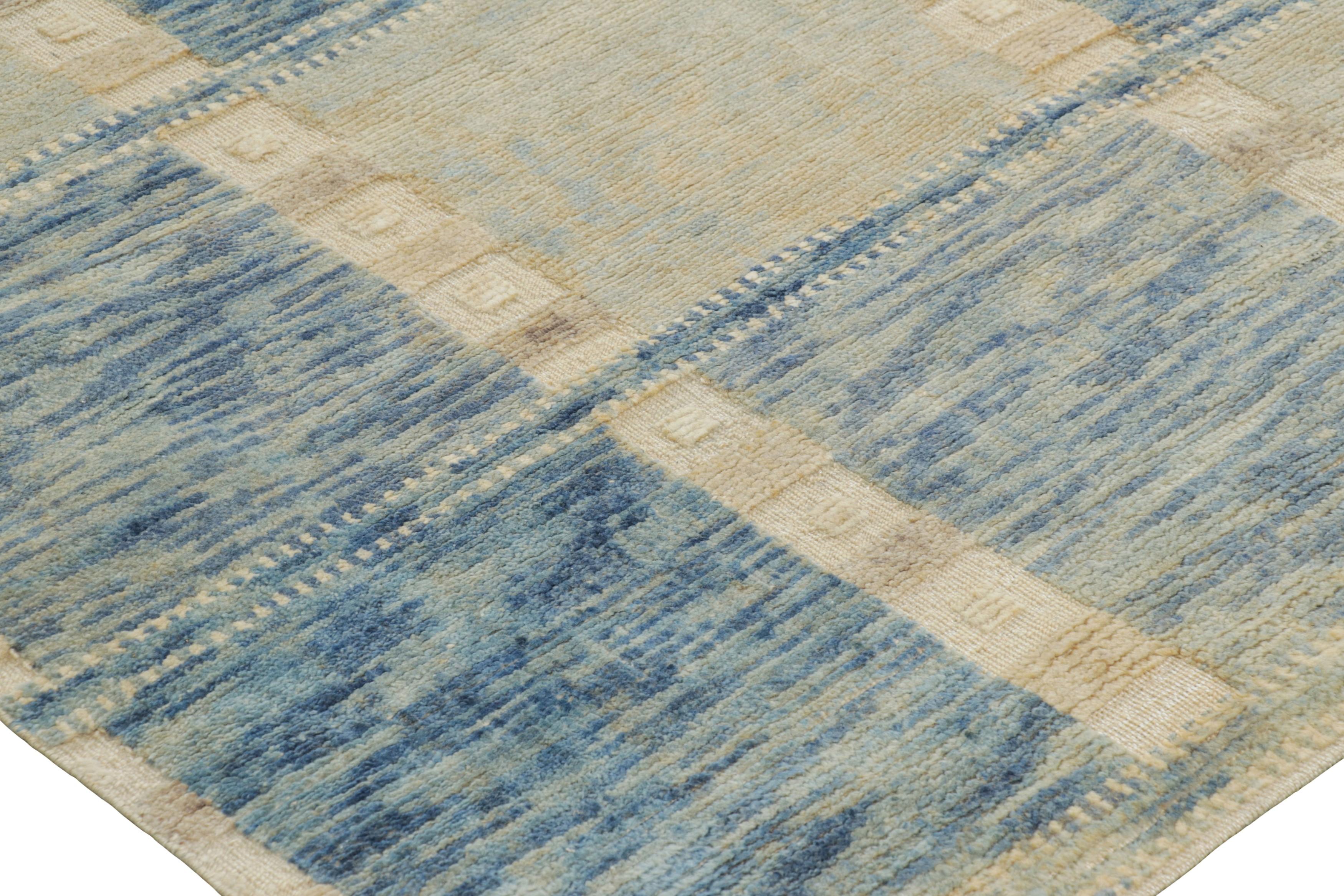 Rug & Kilim's Teppich im skandinavischen Stil in Blau und Creme mit geometrischen Mustern (Moderne) im Angebot