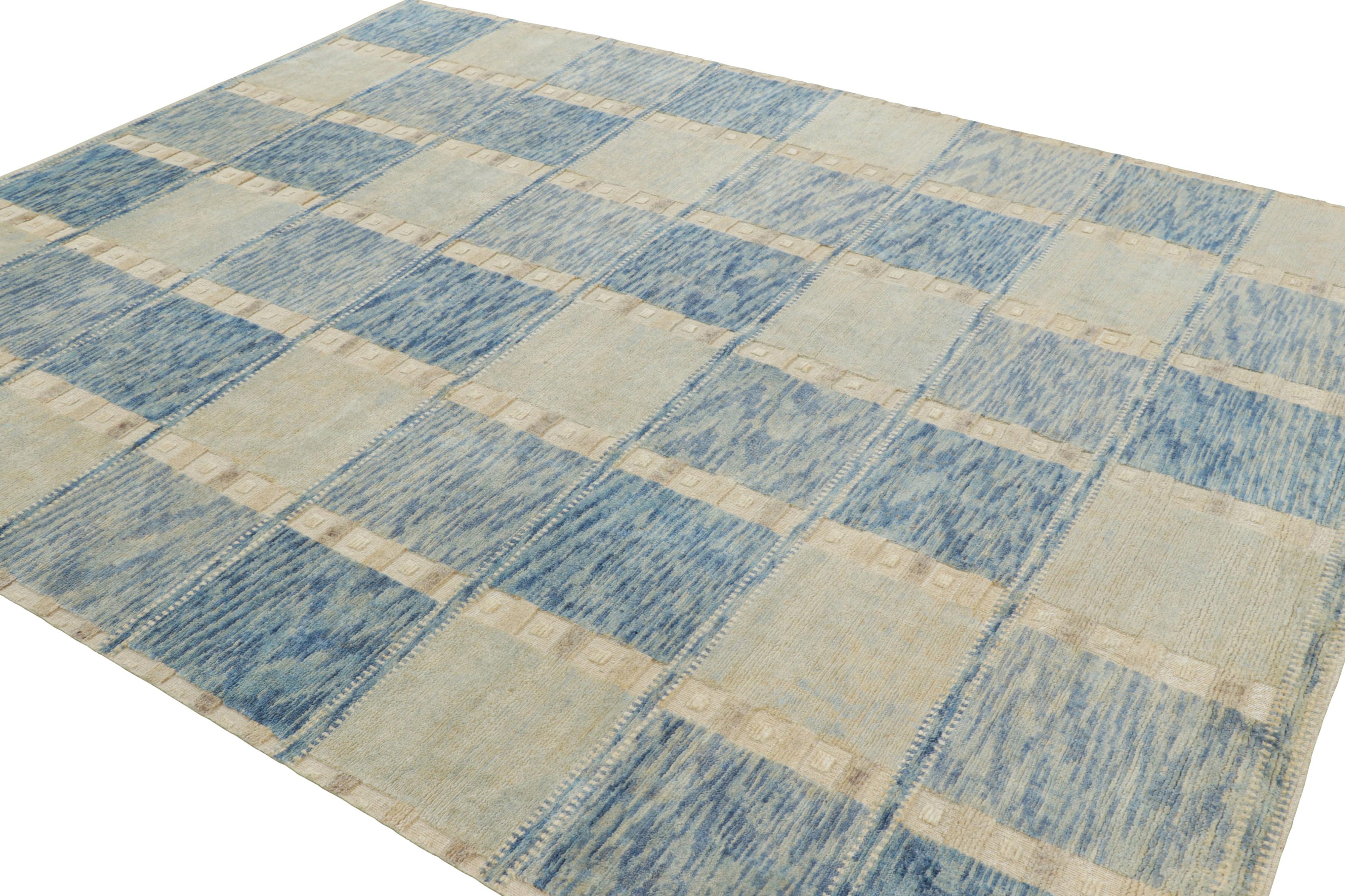 Annodato a mano Tappeto in stile scandinavo Rug & Kilim in blu e crema con motivi geometrici in vendita