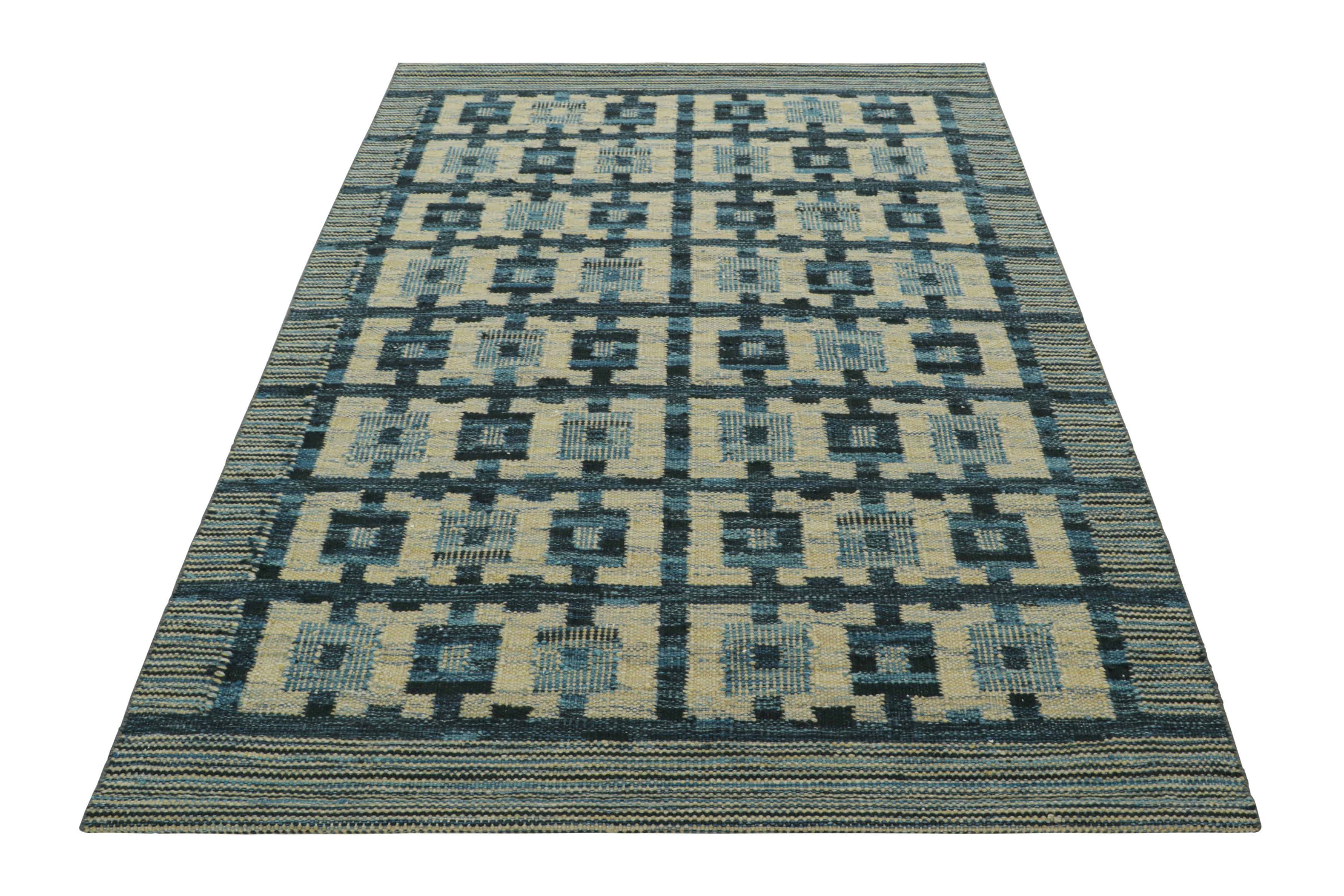 Annodato a mano Tappeto in stile scandinavo Rug & Kilim in blu e crema con motivi geometrici in vendita