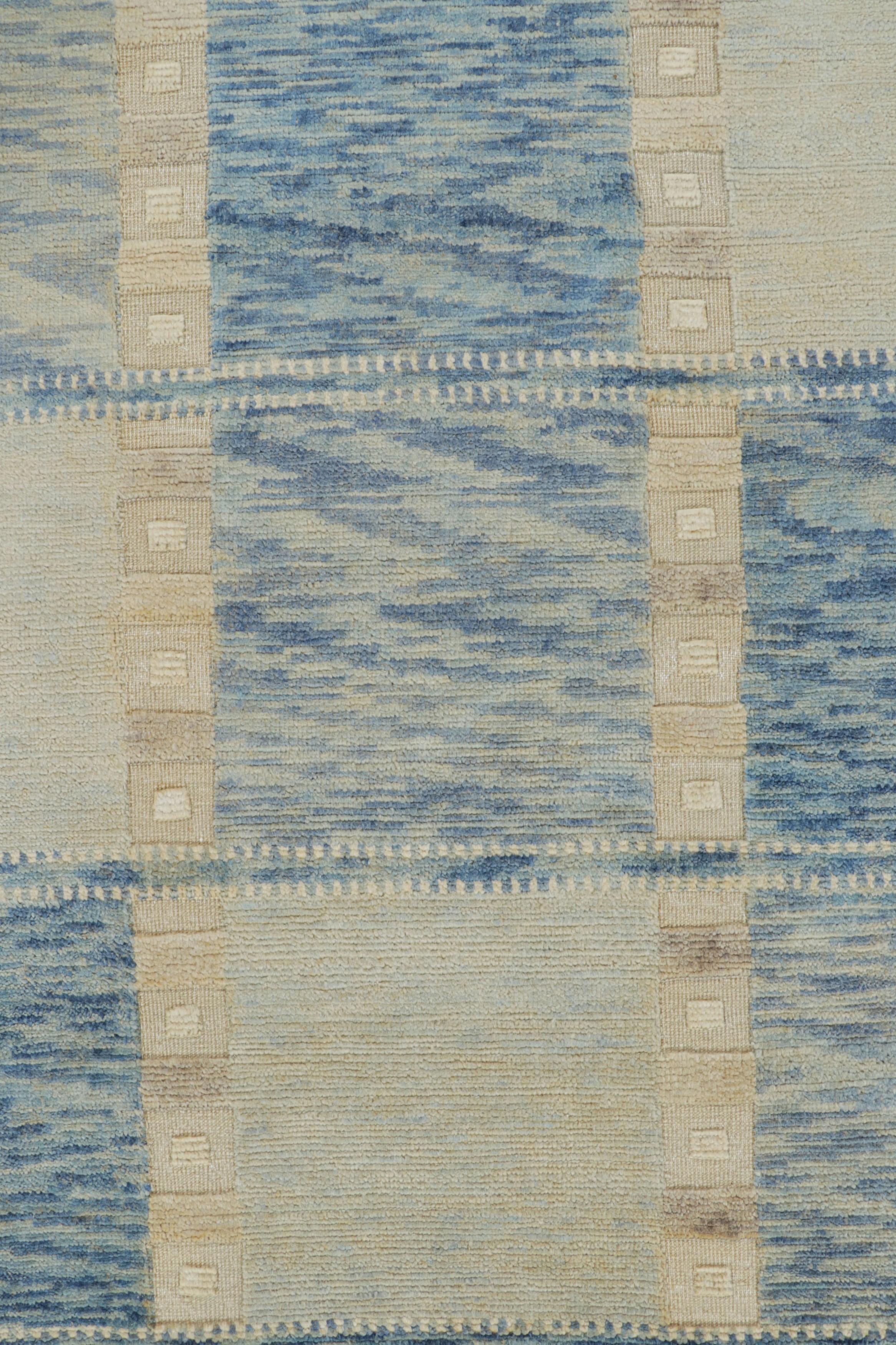 Rug & Kilim's Teppich im skandinavischen Stil in Blau und Creme mit geometrischen Mustern im Zustand „Neu“ im Angebot in Long Island City, NY