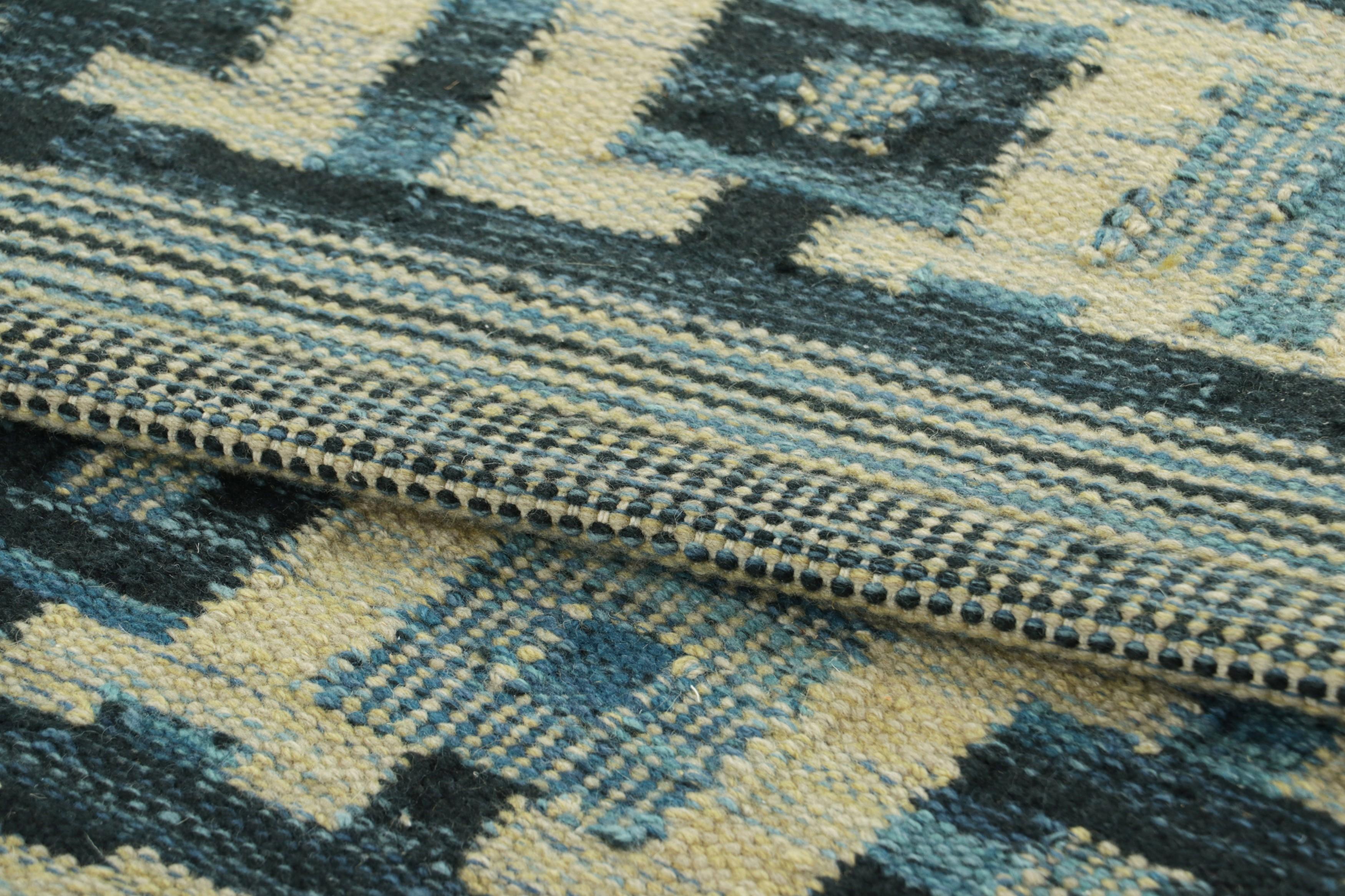 XXI secolo e contemporaneo Tappeto in stile scandinavo Rug & Kilim in blu e crema con motivi geometrici in vendita