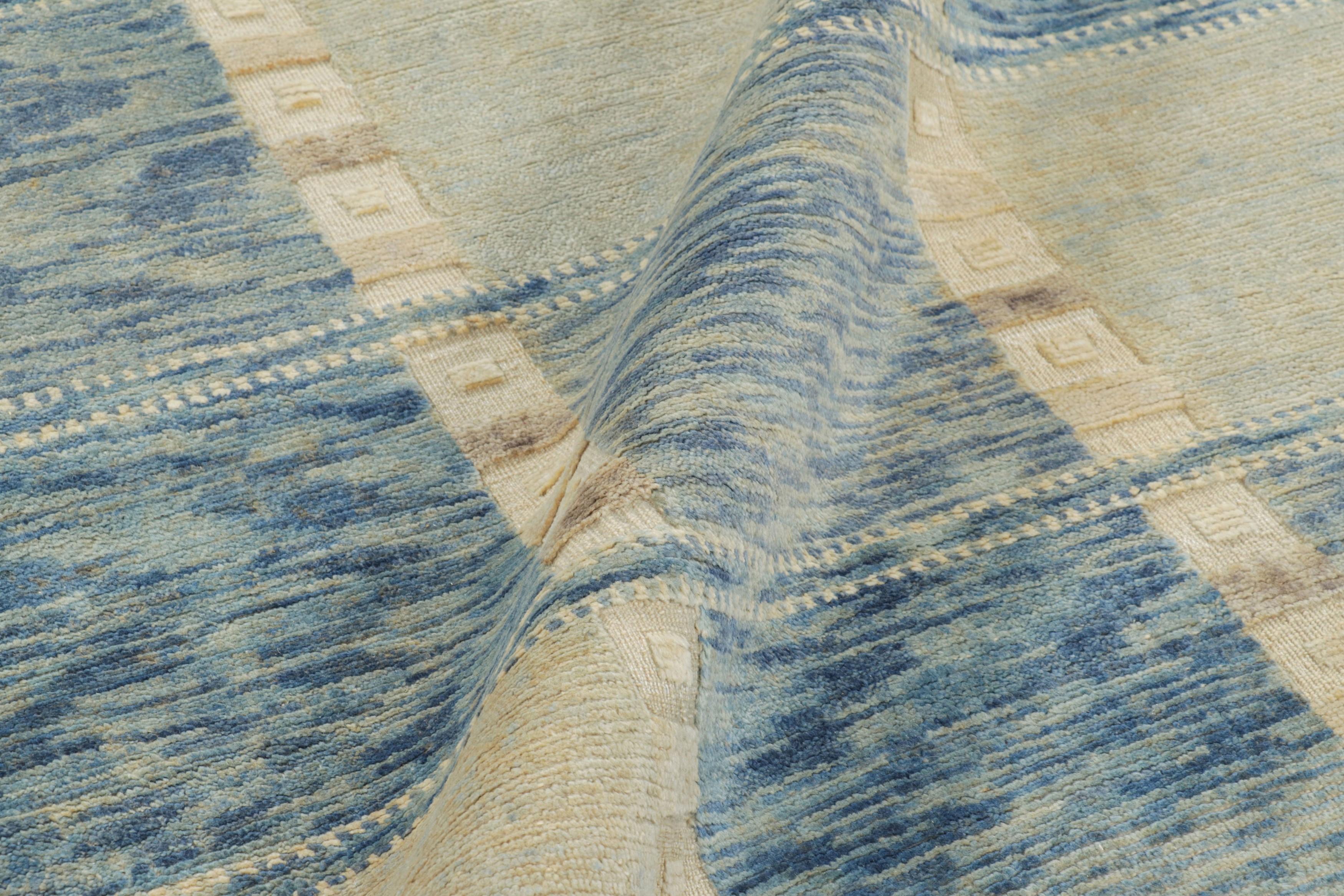 Rug & Kilim's Teppich im skandinavischen Stil in Blau und Creme mit geometrischen Mustern (21. Jahrhundert und zeitgenössisch) im Angebot