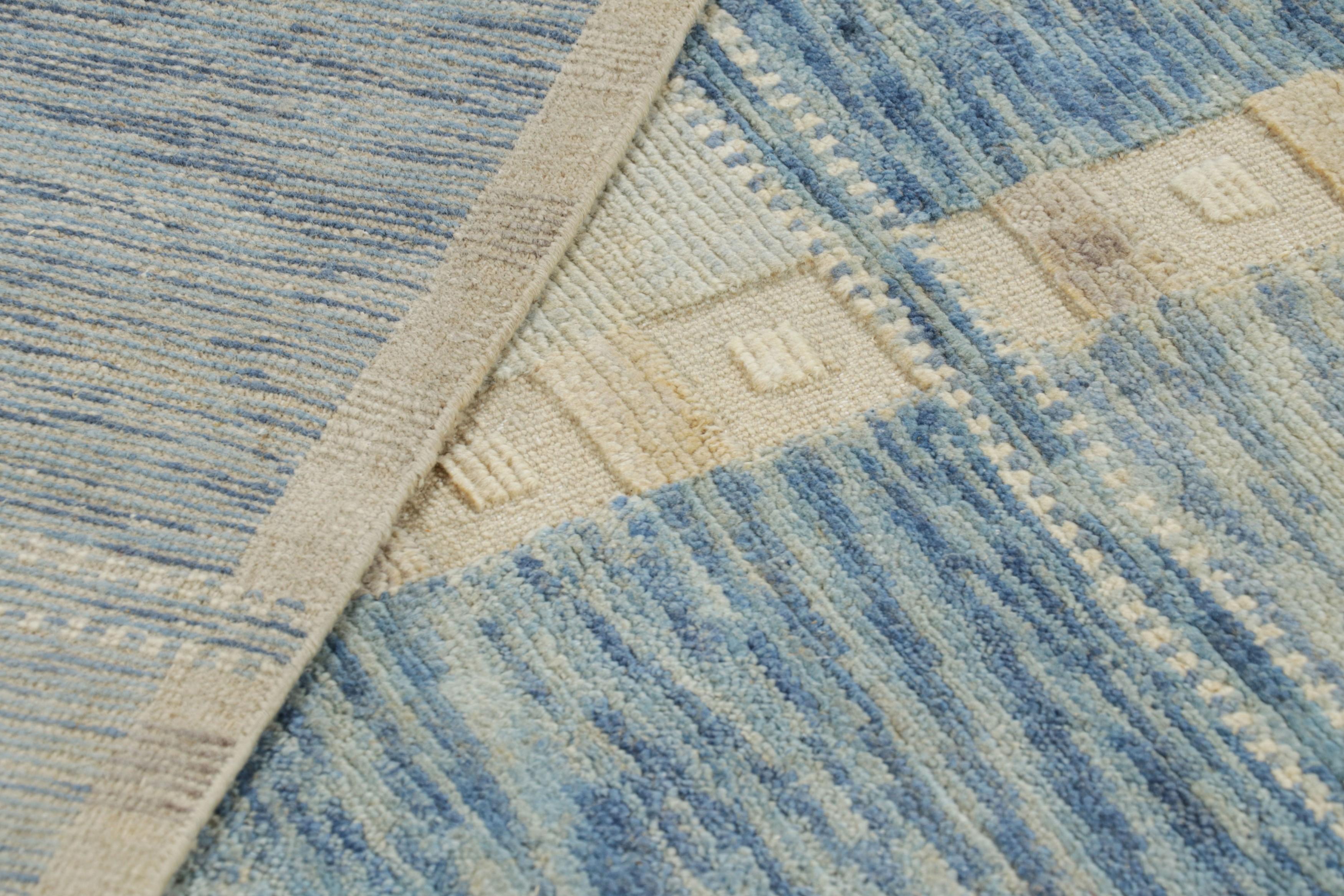 Rug & Kilim's Teppich im skandinavischen Stil in Blau und Creme mit geometrischen Mustern (Wolle) im Angebot