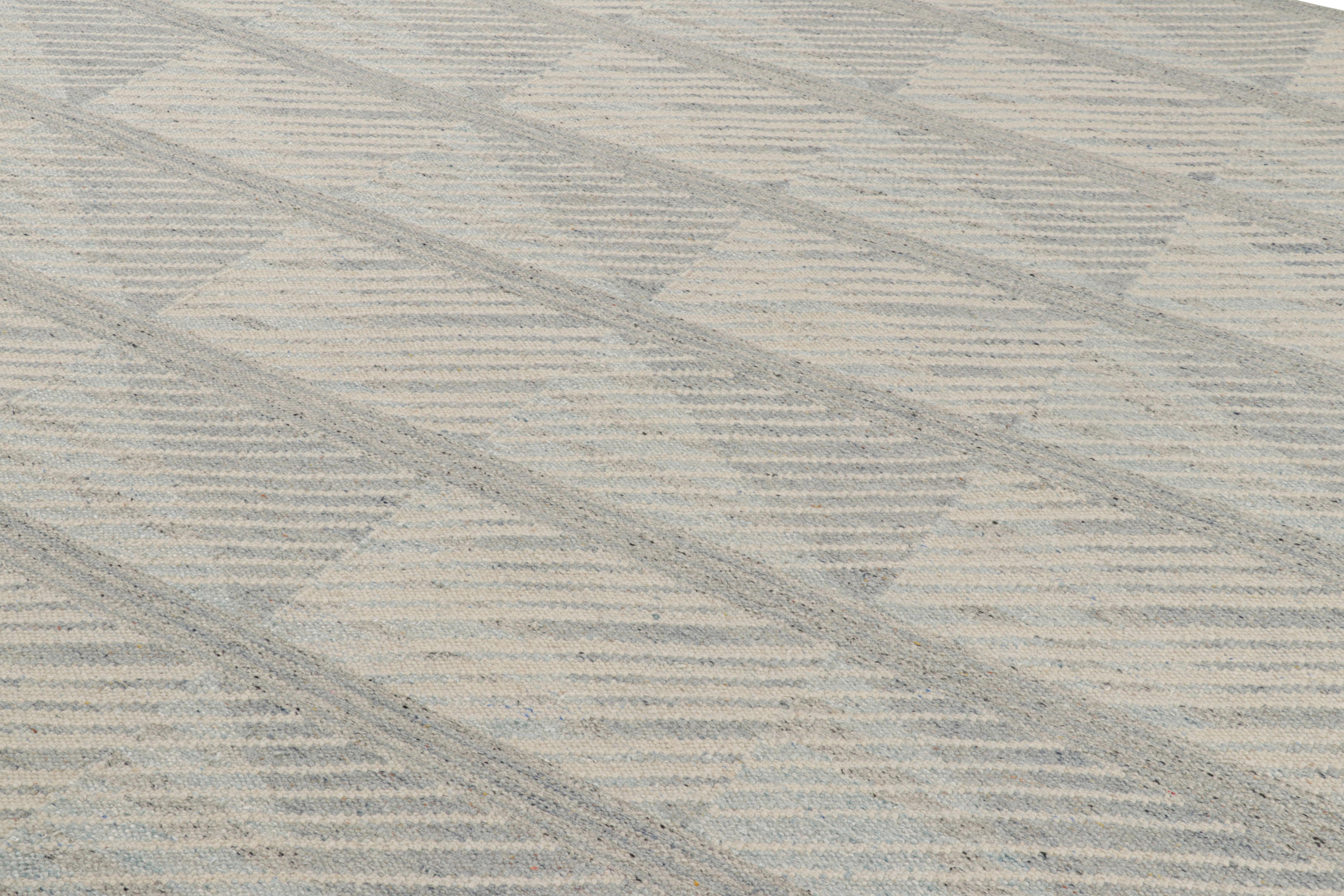 Ce tapis 10x14 est un nouvel ajout audacieux à la Collection S &New de Rug & Kilim. Tissé à la main dans un tissage plat en laine avec également des fils naturels non teints, son design s'inspire des modèles minimalistes suédois.

Sur le Design :