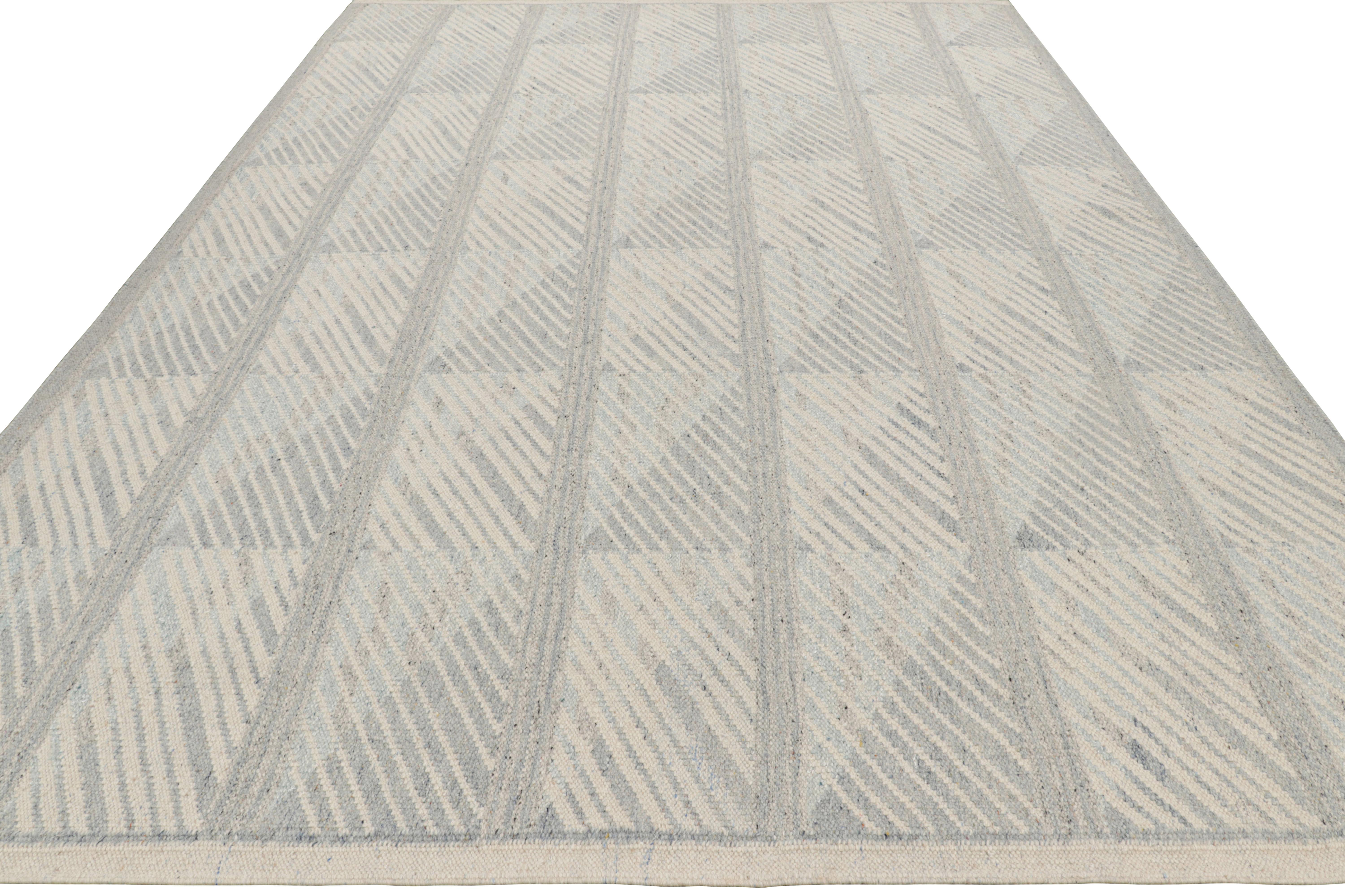 Rug & Kilim's Teppich im skandinavischen Stil in Blau und Grau mit geometrischen Mustern (Handgewebt) im Angebot