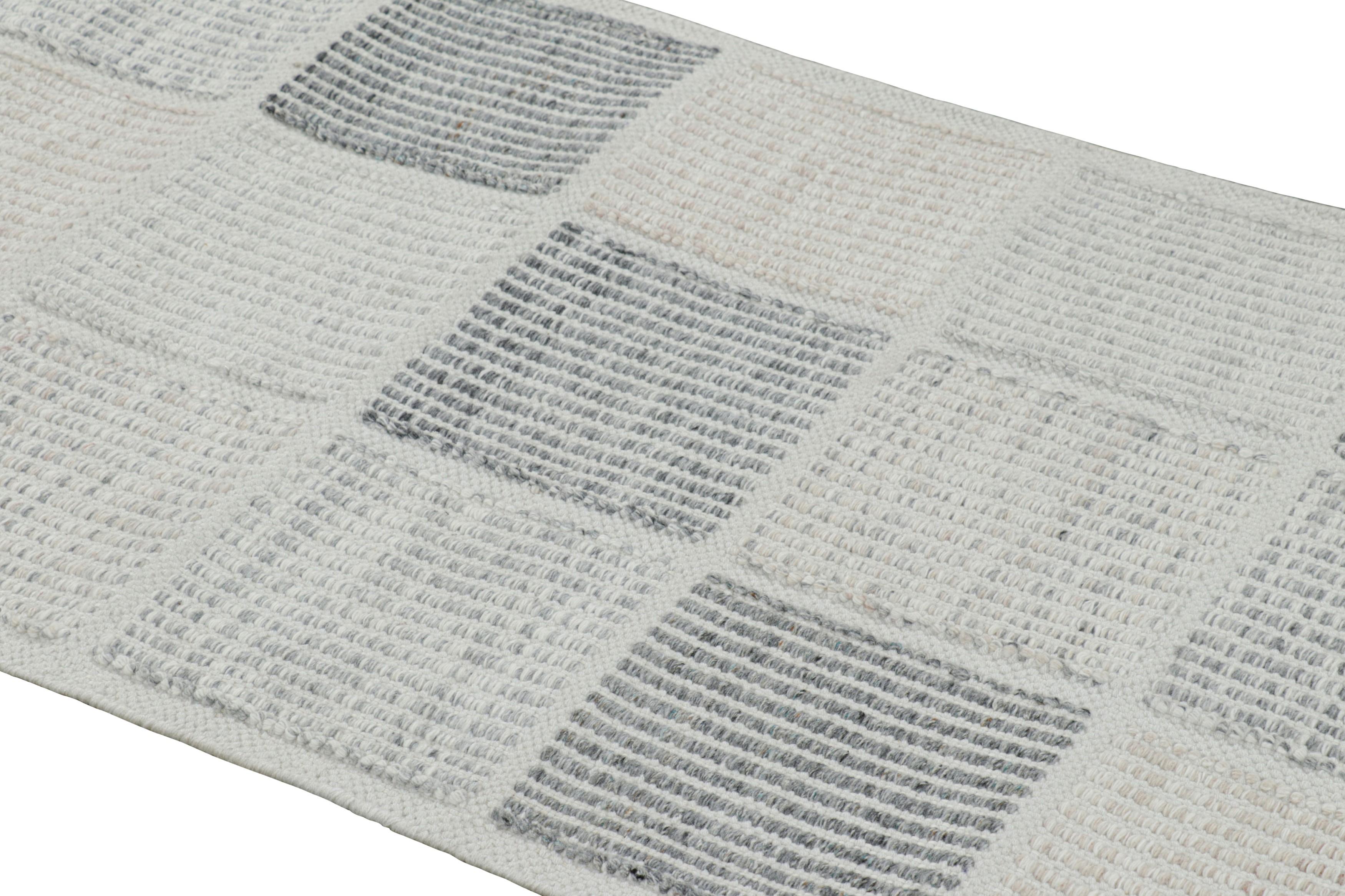 Dieses handgewebte Flachgewebe aus Wolle ist eine aufregende neue Ergänzung der skandinavischen Teppichkollektion von Rug & Kilim - eine Neuinterpretation des schwedischen Minimalismus und der Vintage-Teppiche und Textilien der Rollakan- und