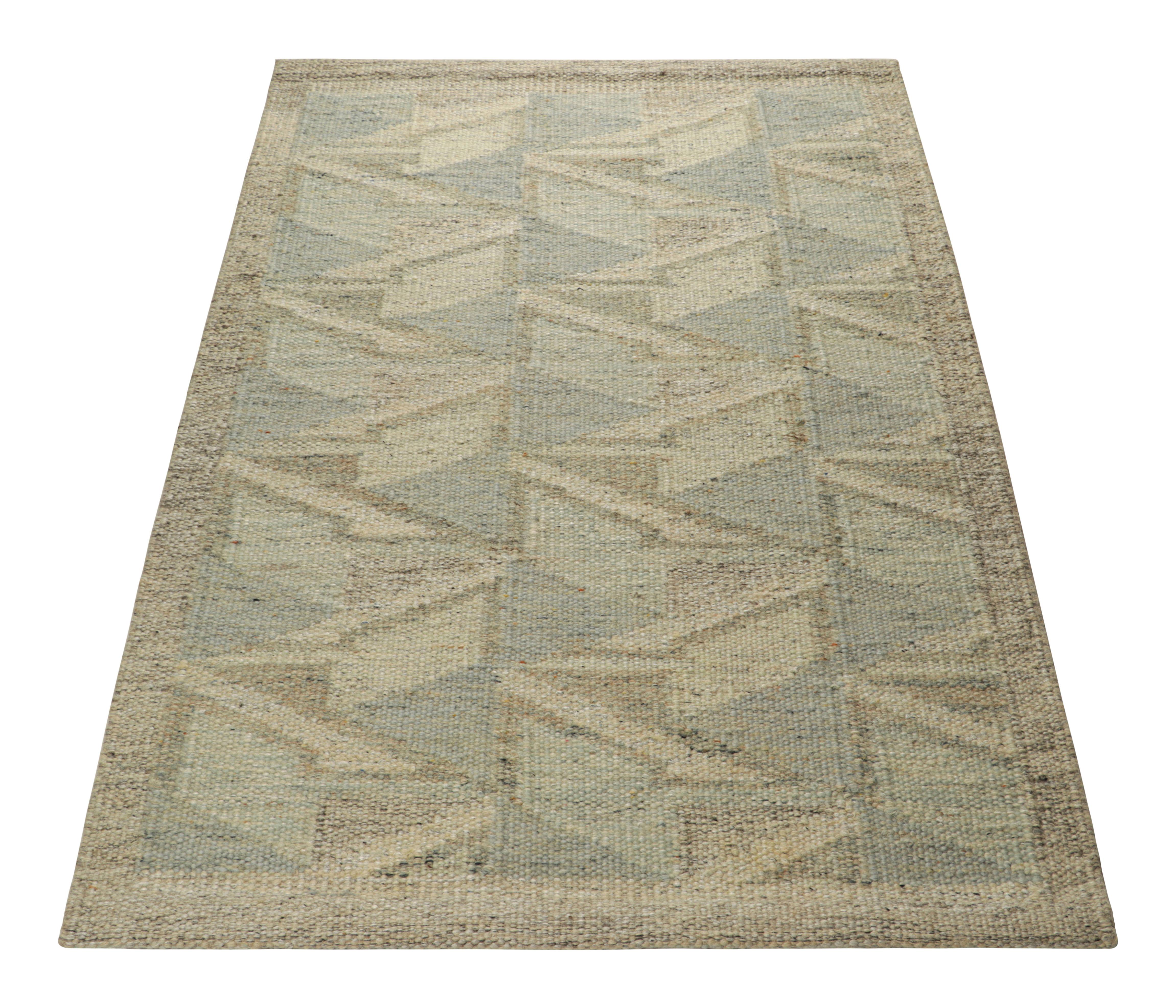 Rug & Kilim's Teppich im skandinavischen Stil in Blau und Grau mit geometrischen Mustern (Moderne) im Angebot