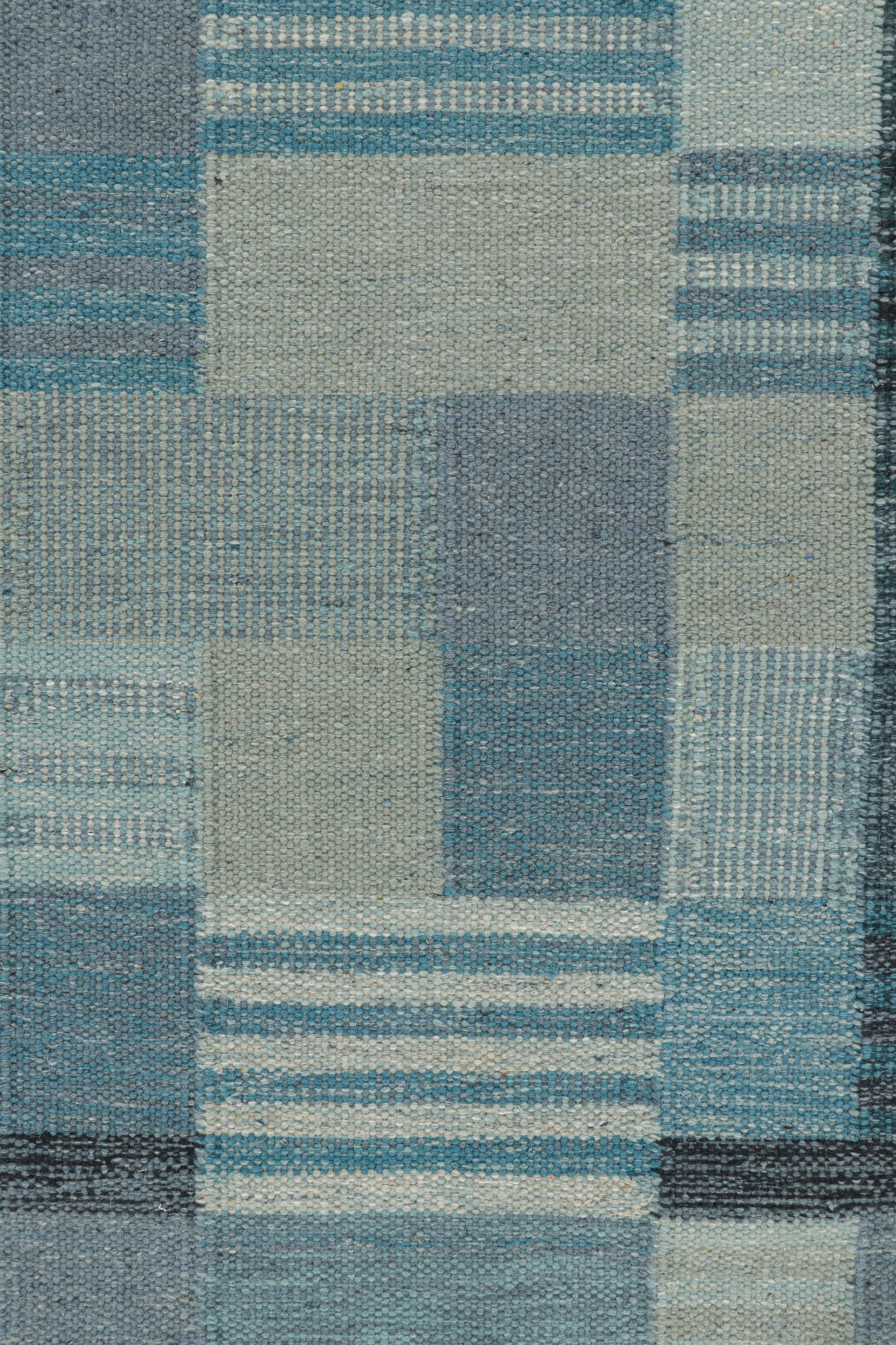 Rug & Kilim's Teppich im skandinavischen Stil in Blau und Grau mit geometrischen Mustern (Moderne) im Angebot