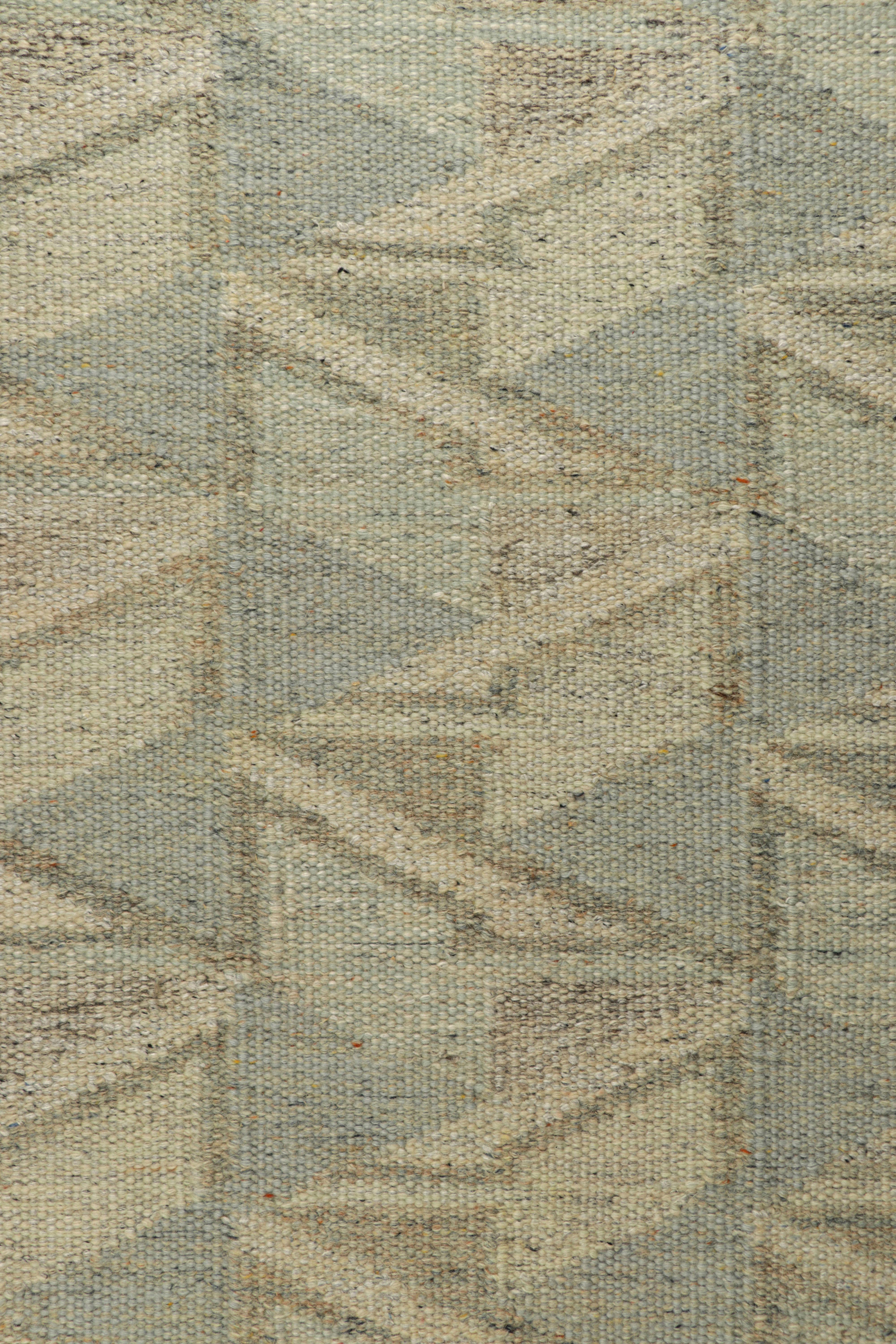 Rug & Kilim's Teppich im skandinavischen Stil in Blau und Grau mit geometrischen Mustern (Indisch) im Angebot