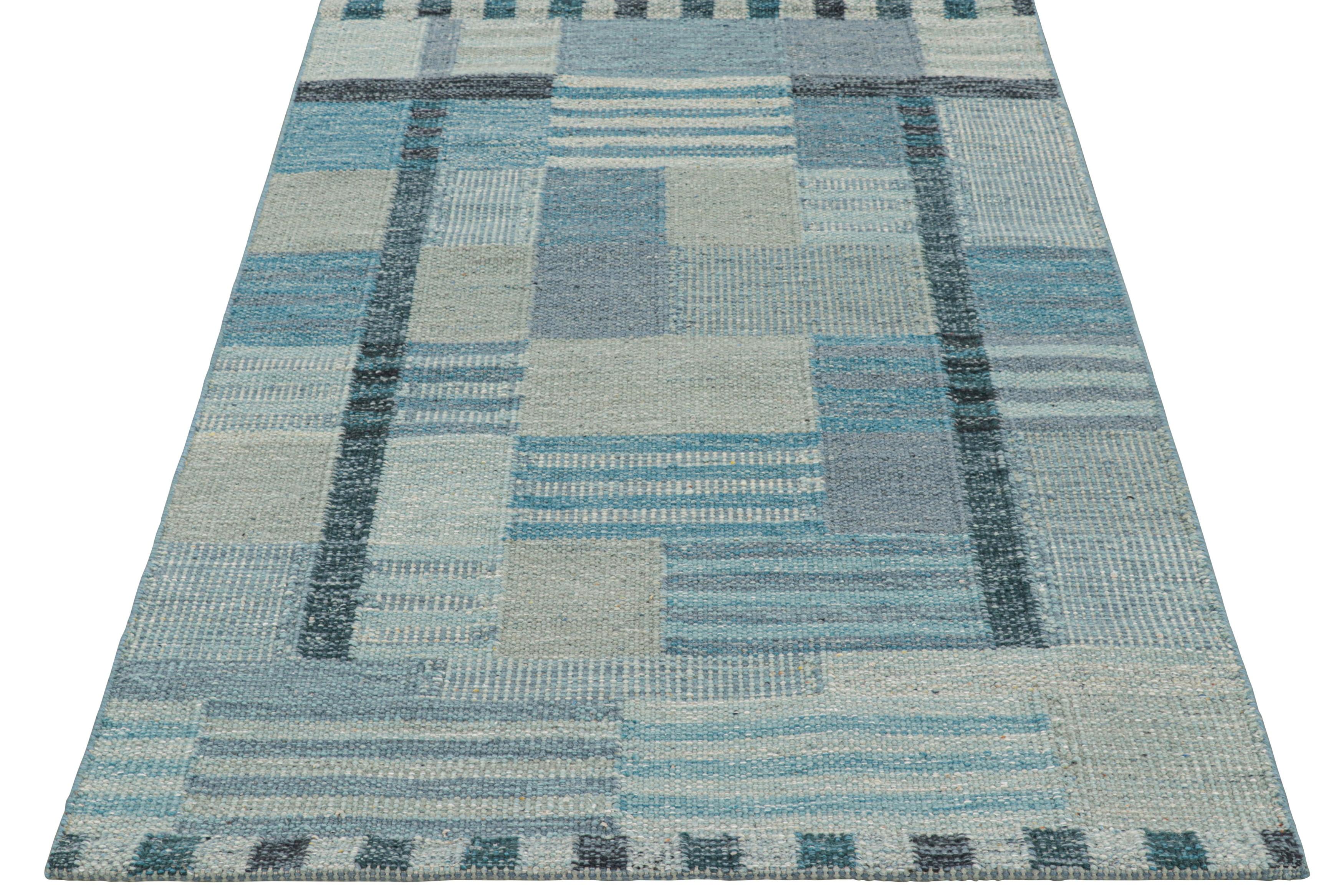Rug & Kilim's Teppich im skandinavischen Stil in Blau und Grau mit geometrischen Mustern (Indisch) im Angebot