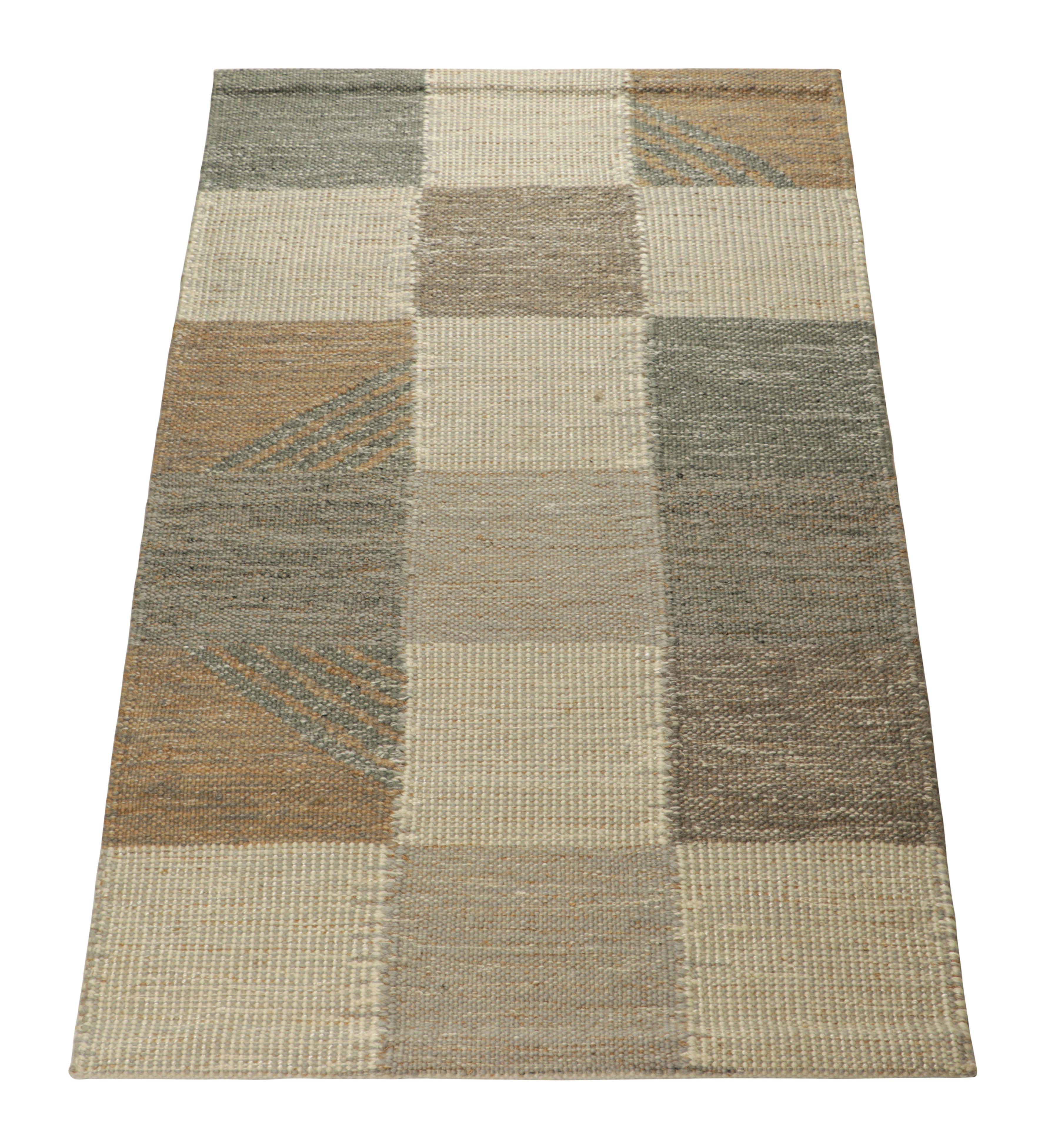 Rug & Kilim's Teppich im skandinavischen Stil in Blau und Grau mit geometrischen Mustern (Indisch) im Angebot