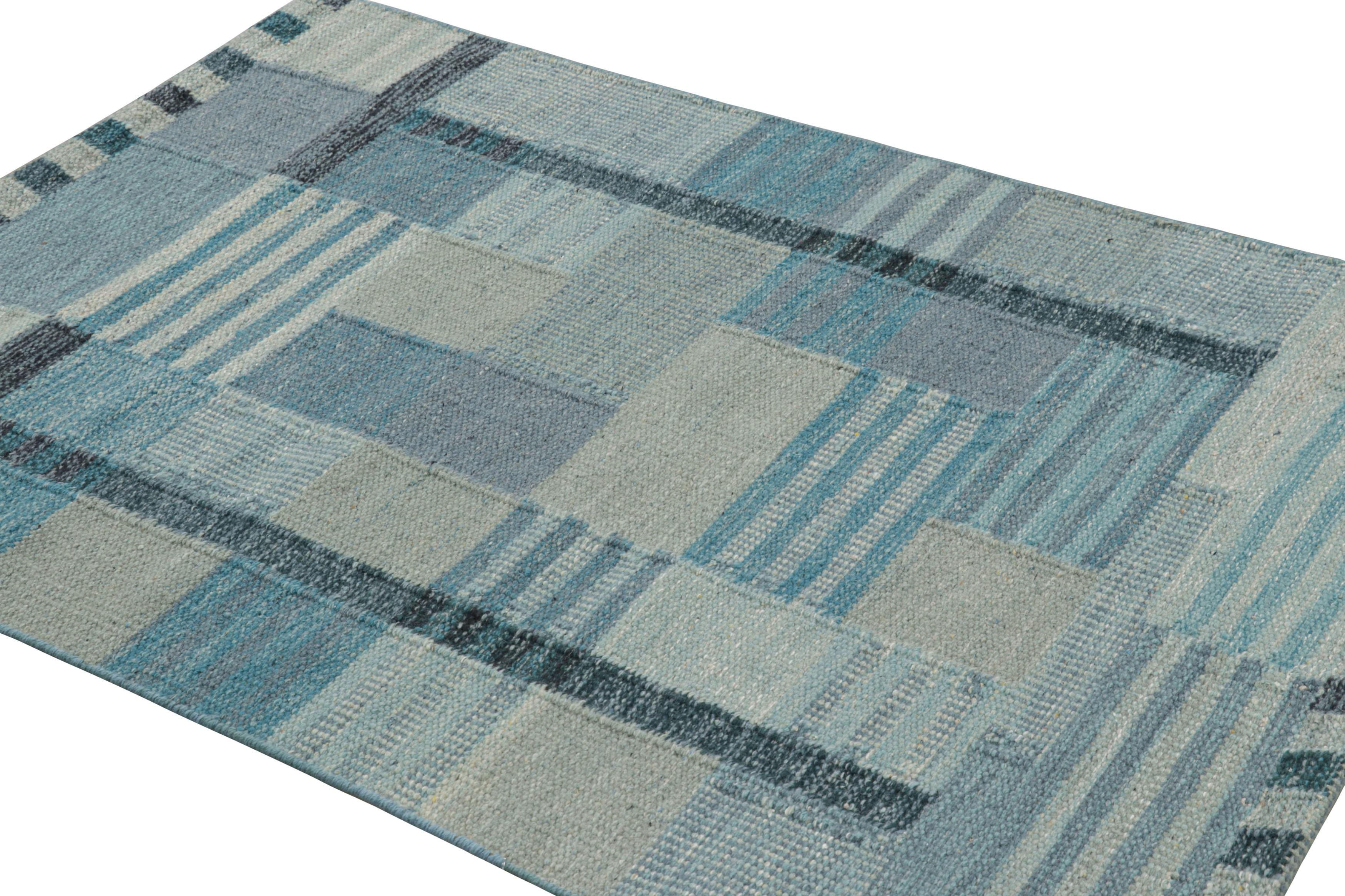 Rug & Kilim's Teppich im skandinavischen Stil in Blau und Grau mit geometrischen Mustern (Handgewebt) im Angebot