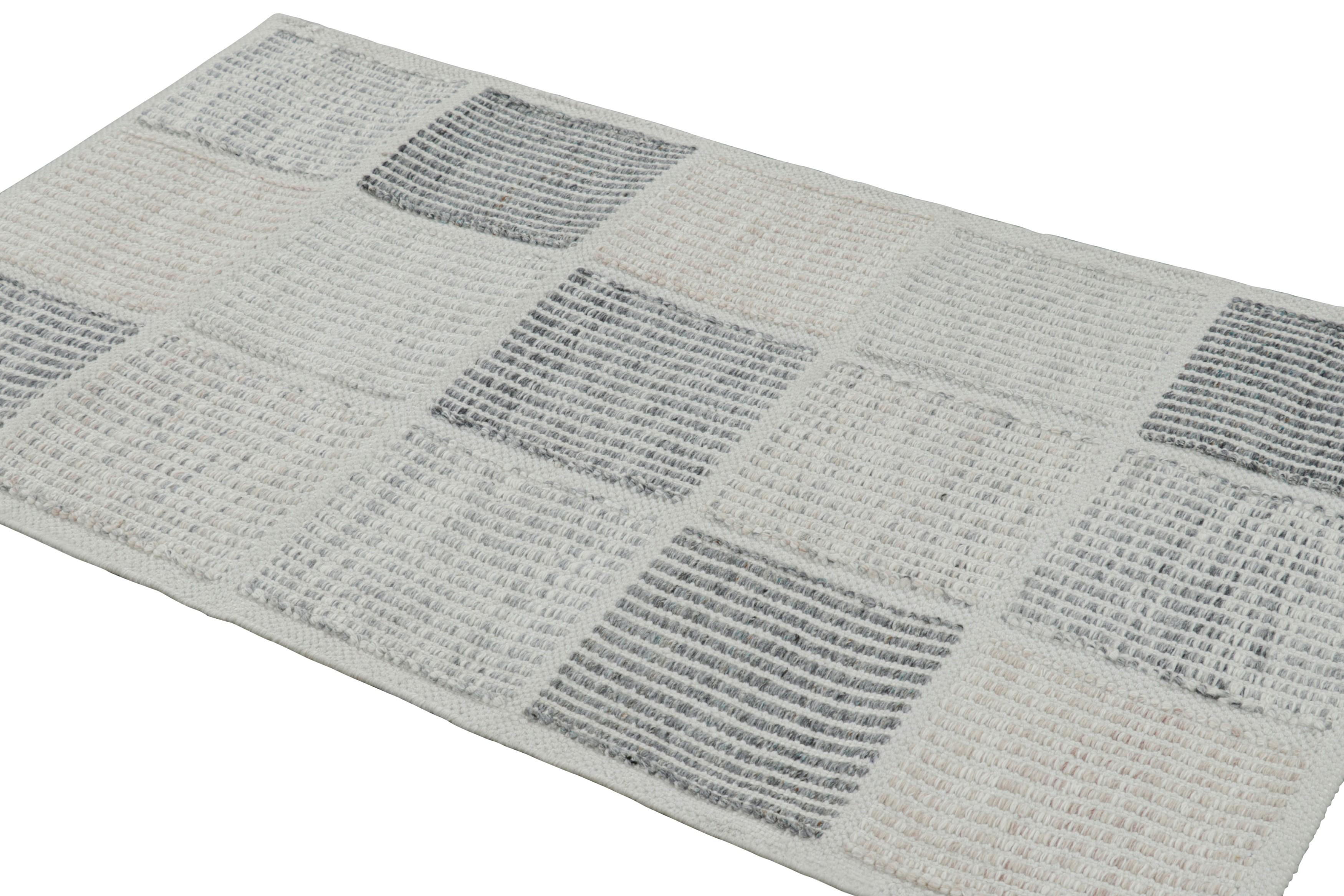 Rug & Kilim's Teppich im skandinavischen Stil in Blau und Grau mit geometrischen Mustern (Handgewebt) im Angebot