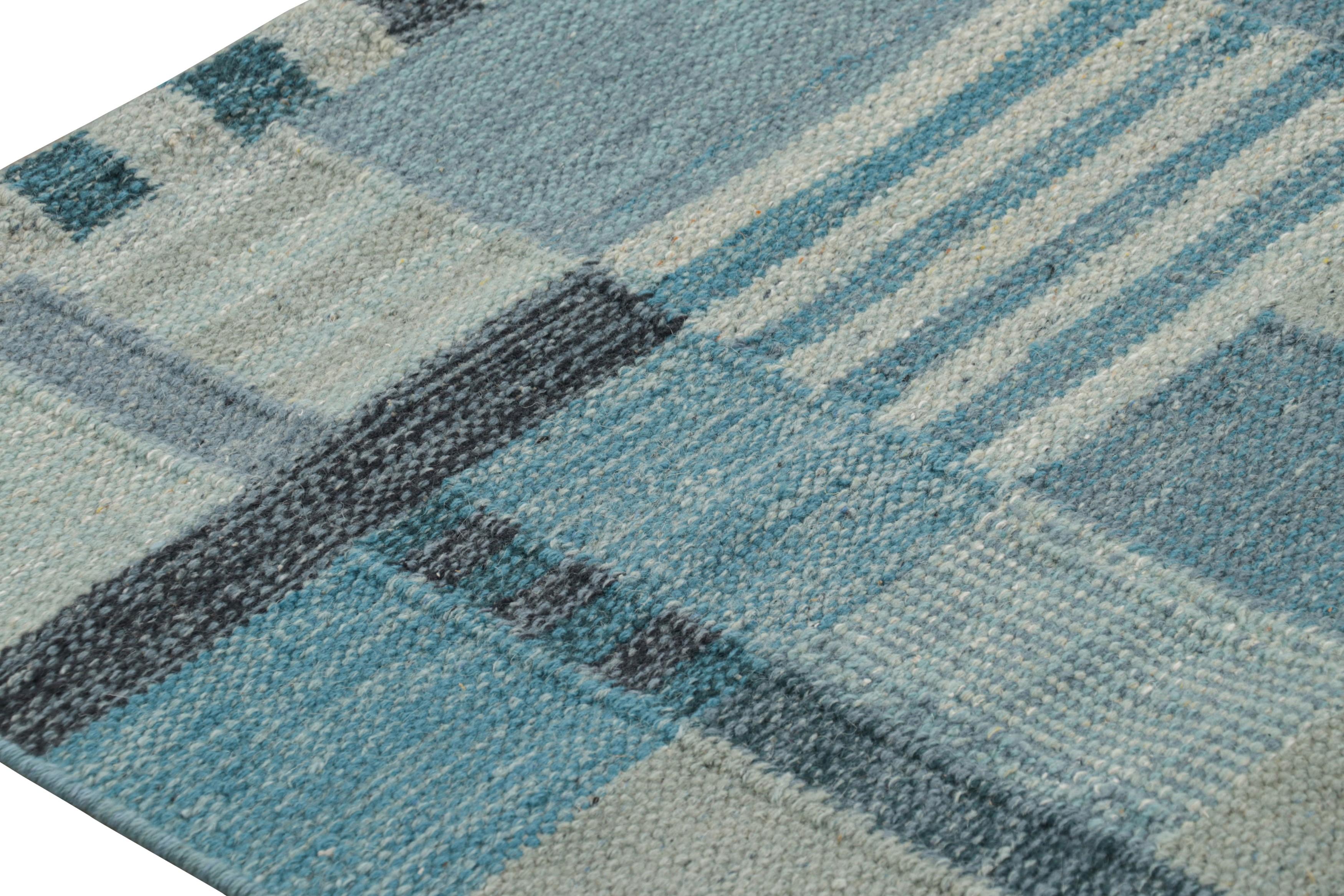 Rug & Kilim's Teppich im skandinavischen Stil in Blau und Grau mit geometrischen Mustern im Zustand „Neu“ im Angebot in Long Island City, NY