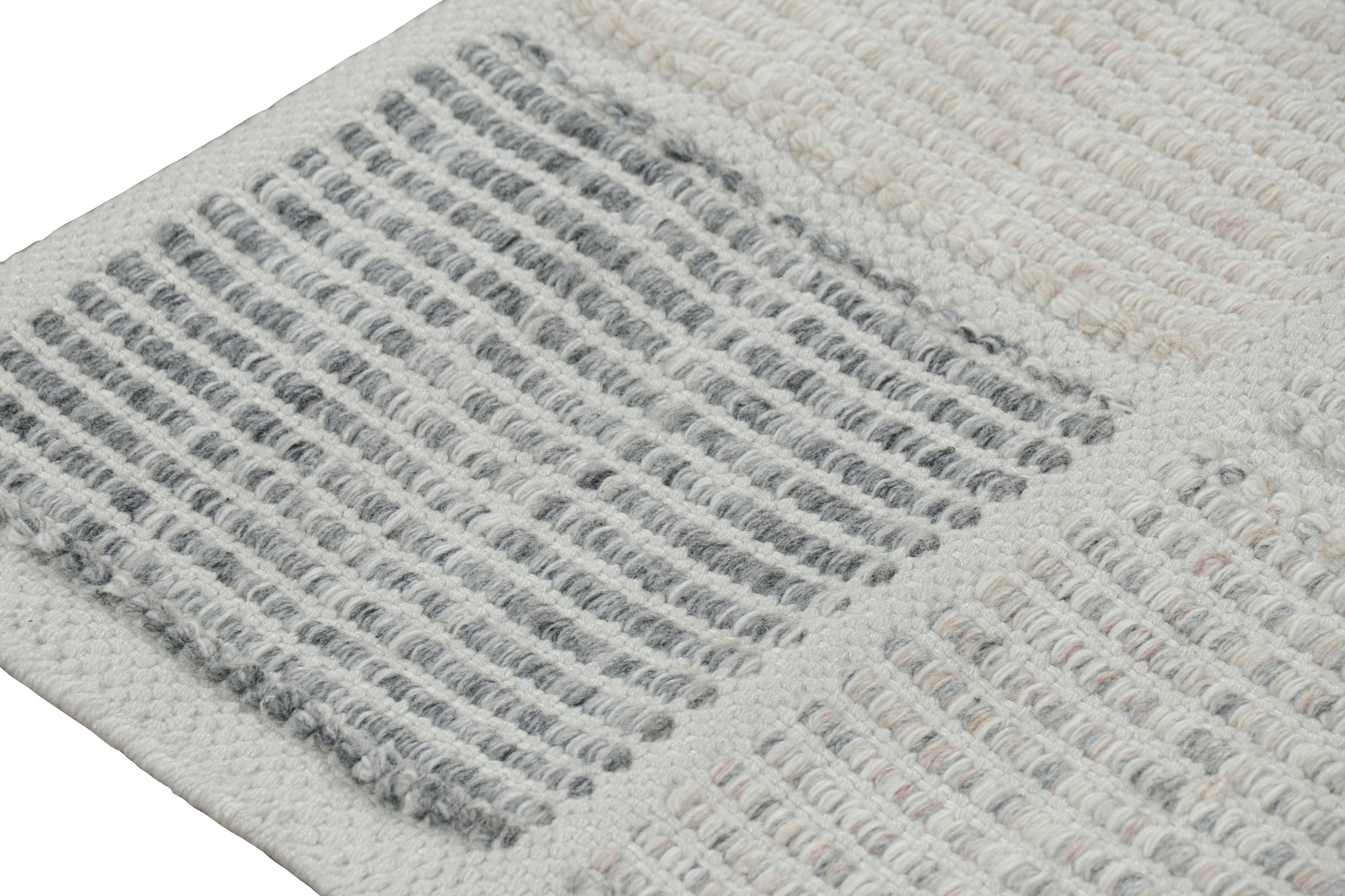 Rug & Kilim's Teppich im skandinavischen Stil in Blau und Grau mit geometrischen Mustern im Zustand „Neu“ im Angebot in Long Island City, NY