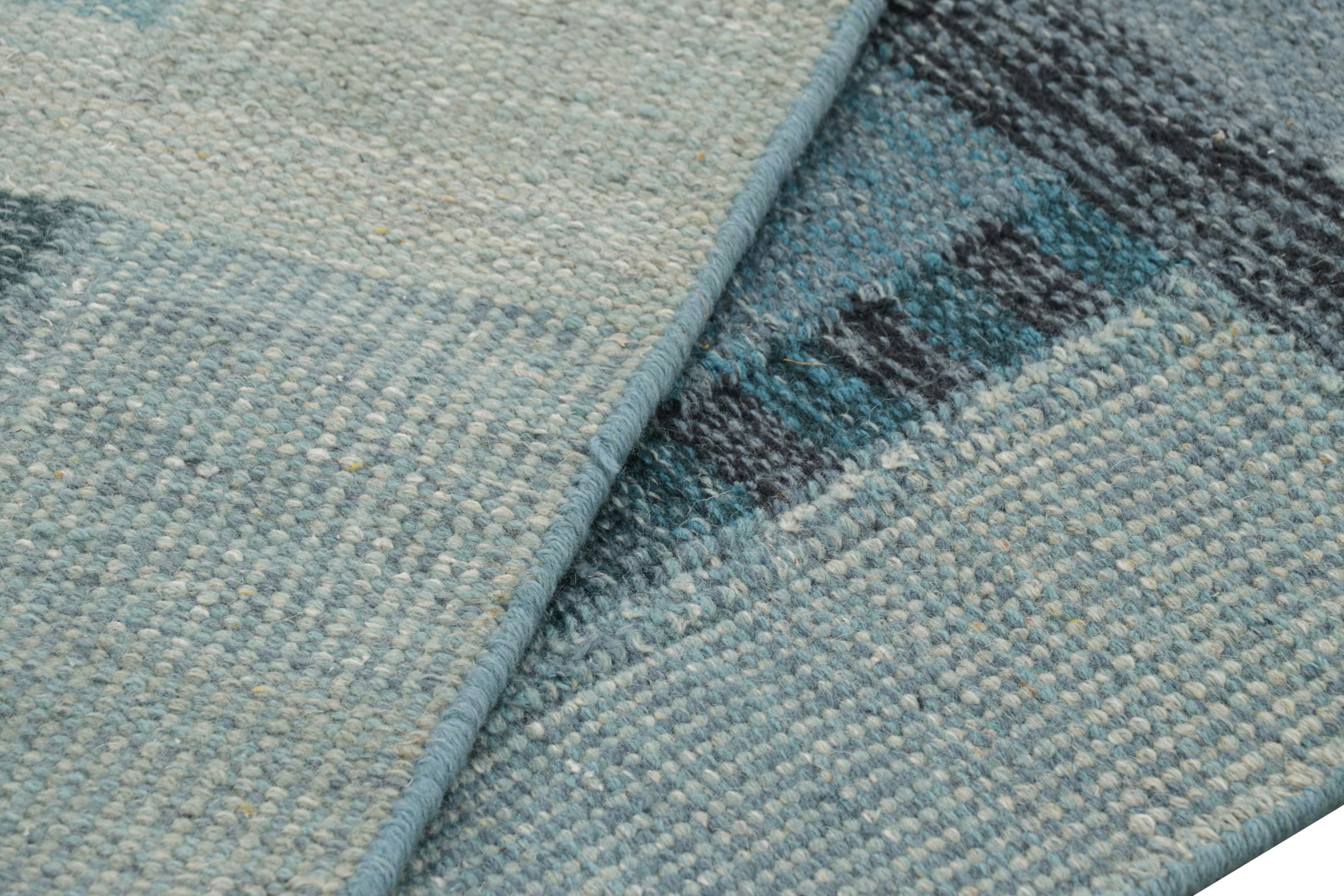 Rug & Kilim's Teppich im skandinavischen Stil in Blau und Grau mit geometrischen Mustern (21. Jahrhundert und zeitgenössisch) im Angebot