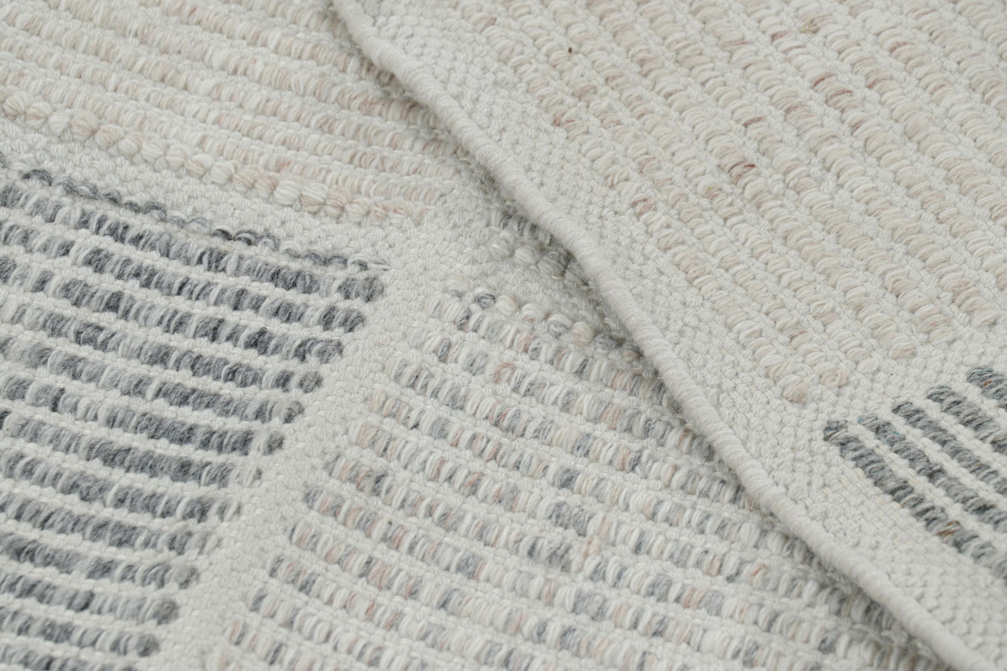 Rug & Kilim's Teppich im skandinavischen Stil in Blau und Grau mit geometrischen Mustern (21. Jahrhundert und zeitgenössisch) im Angebot