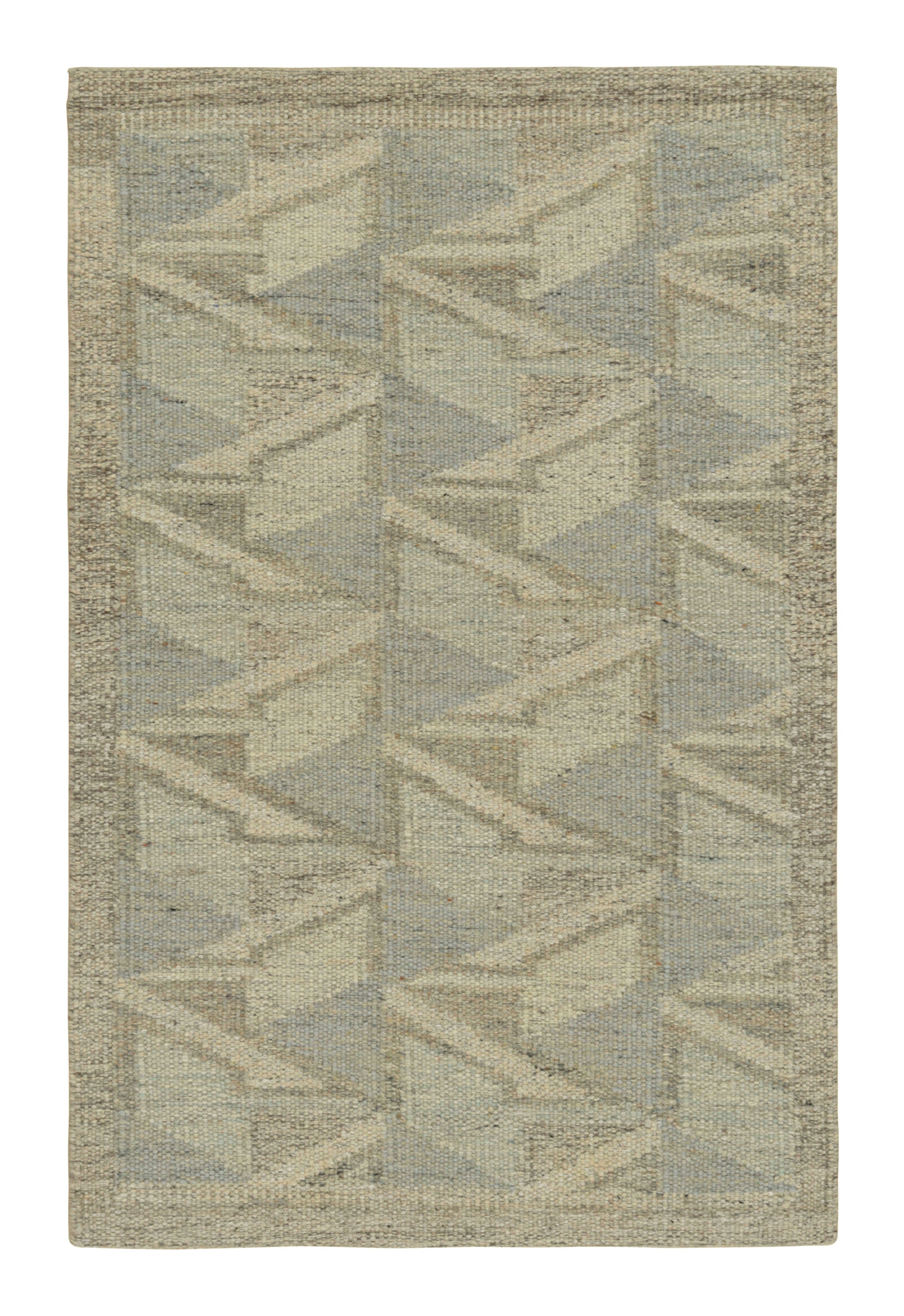 Rug & Kilim's Teppich im skandinavischen Stil in Blau und Grau mit geometrischen Mustern