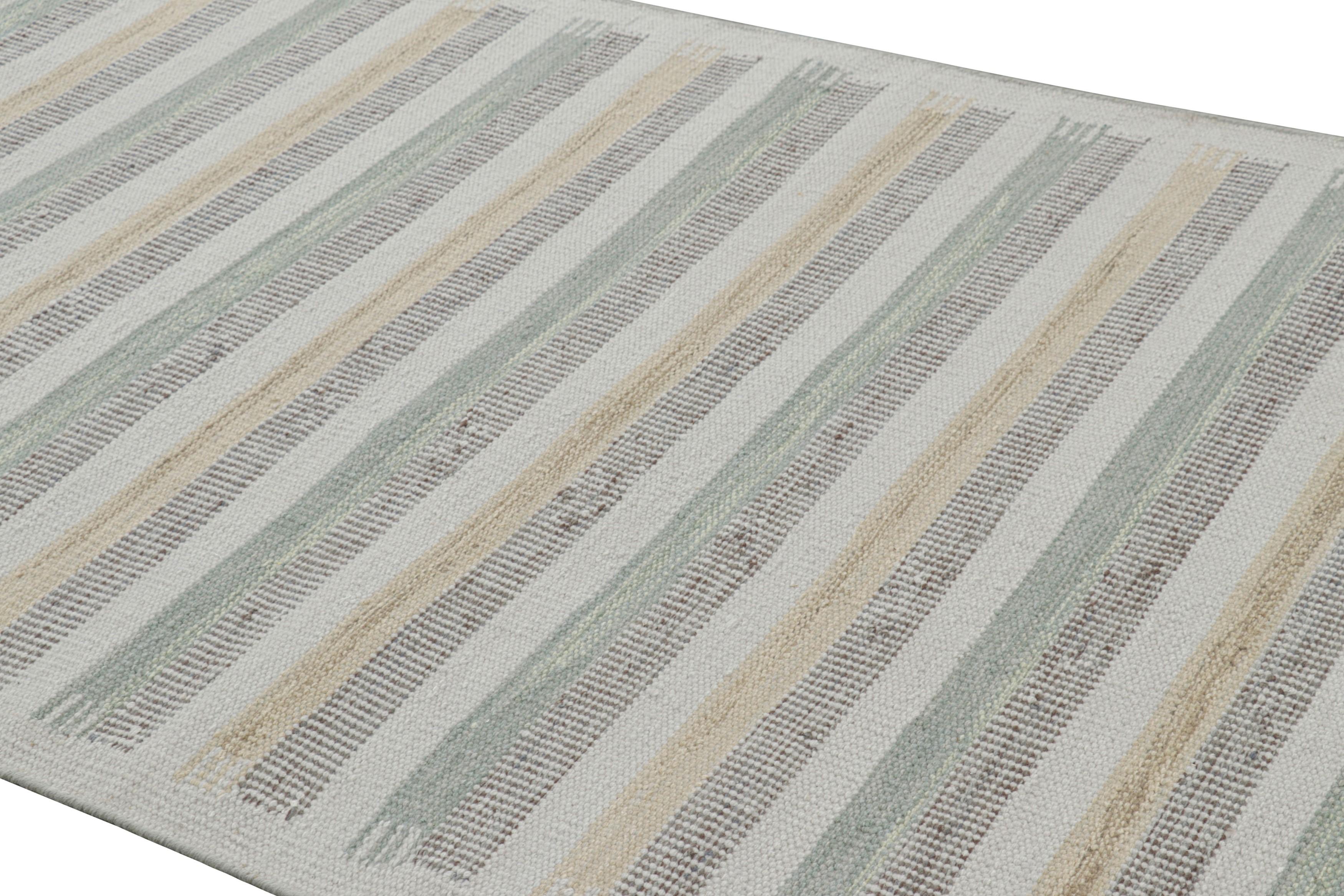 Questo tappeto 5x8 è una nuova aggiunta alle trame piatte della premiata collezione di tappeti scandinavi di Rug & Kilim. Realizzato con lana tessuta a mano, il suo design si ispira ai disegni tessili minimalisti svedesi di metà secolo delle