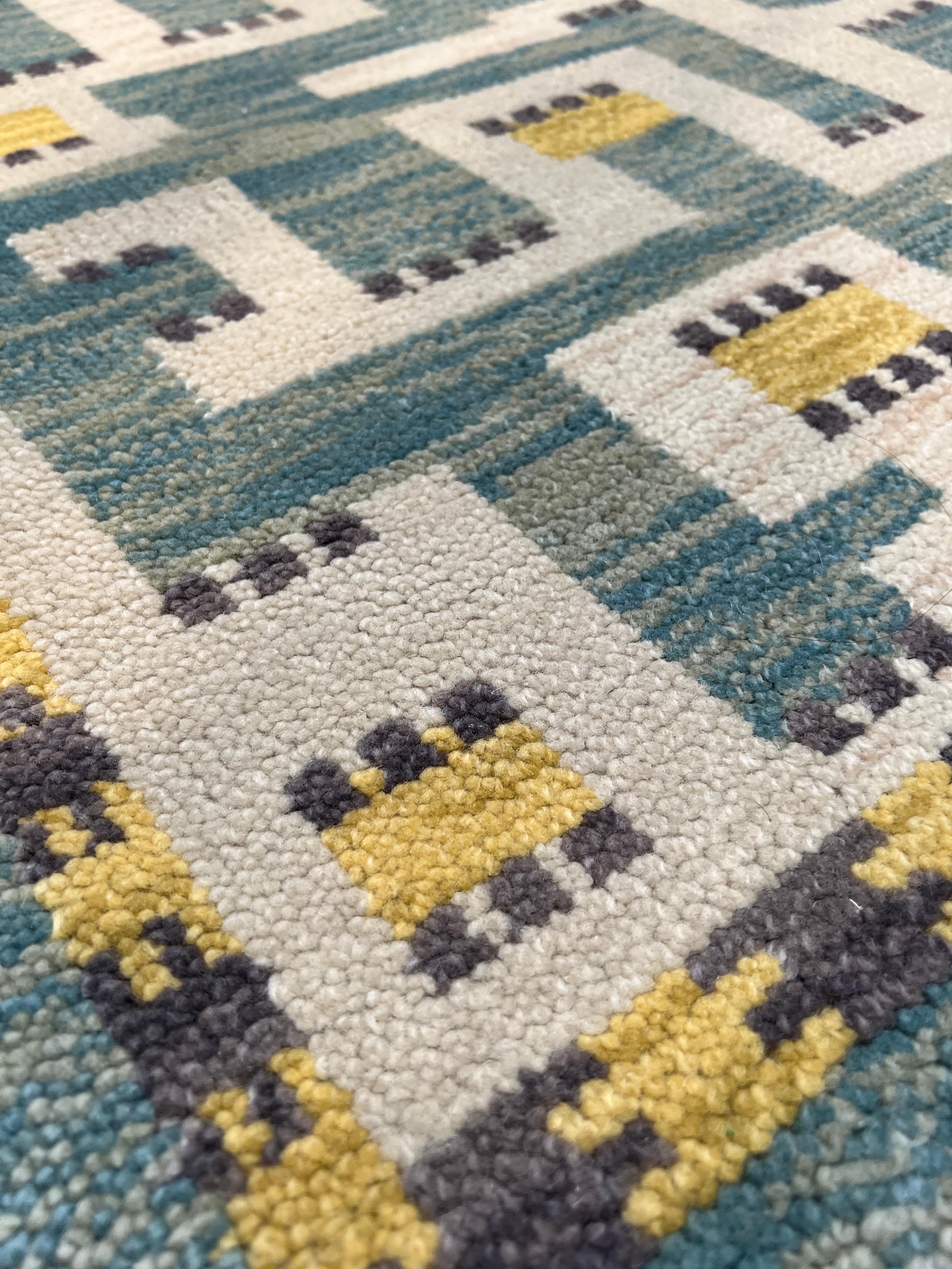 Alfombra de estilo escandinavo Rug & Kilim con diseño geométrico azul y amarillo en venta 1