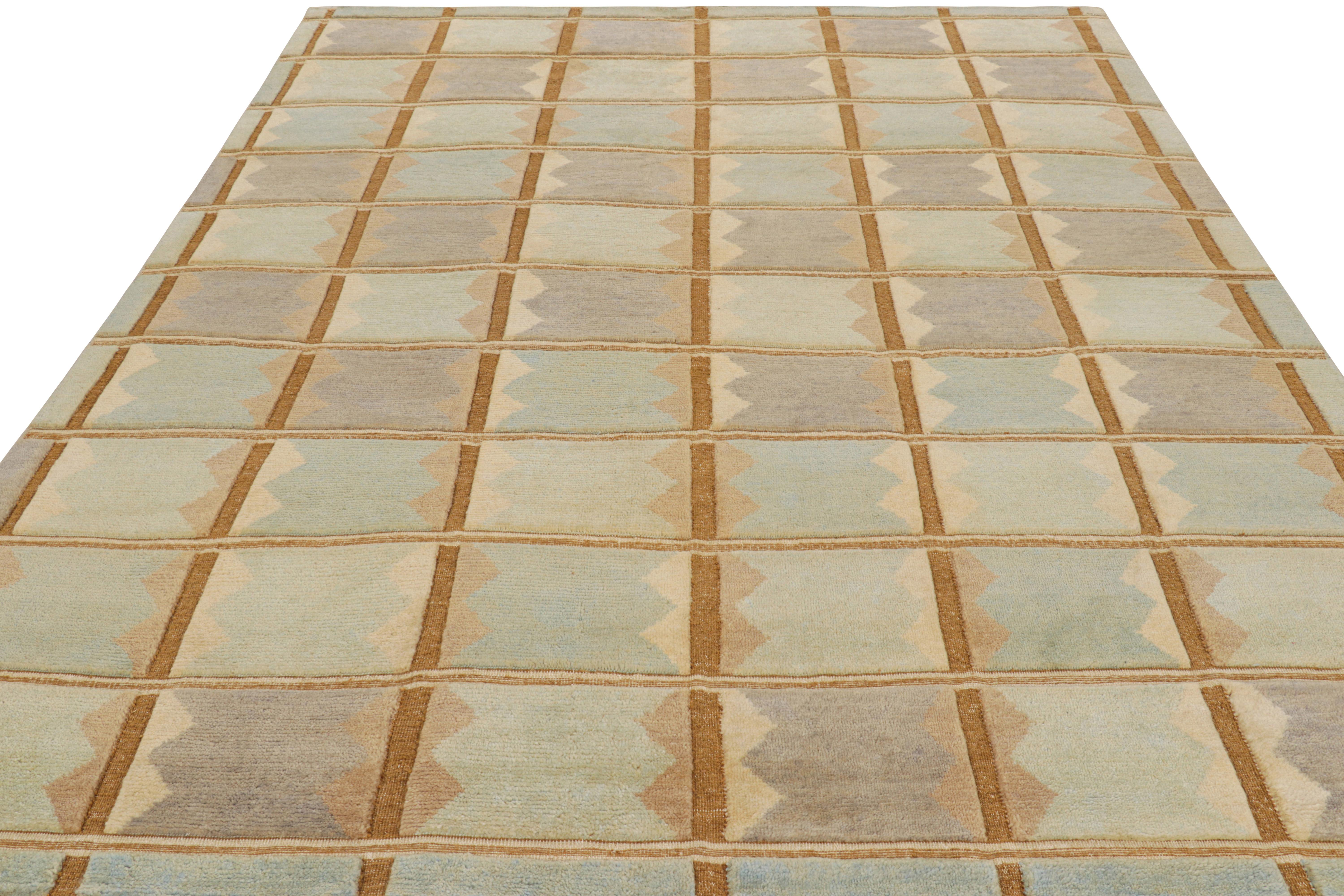 Rug & Kilim's Teppich im skandinavischen Stil in Blau Beige-Braun Creme Geometrisches Muster (Indisch) im Angebot