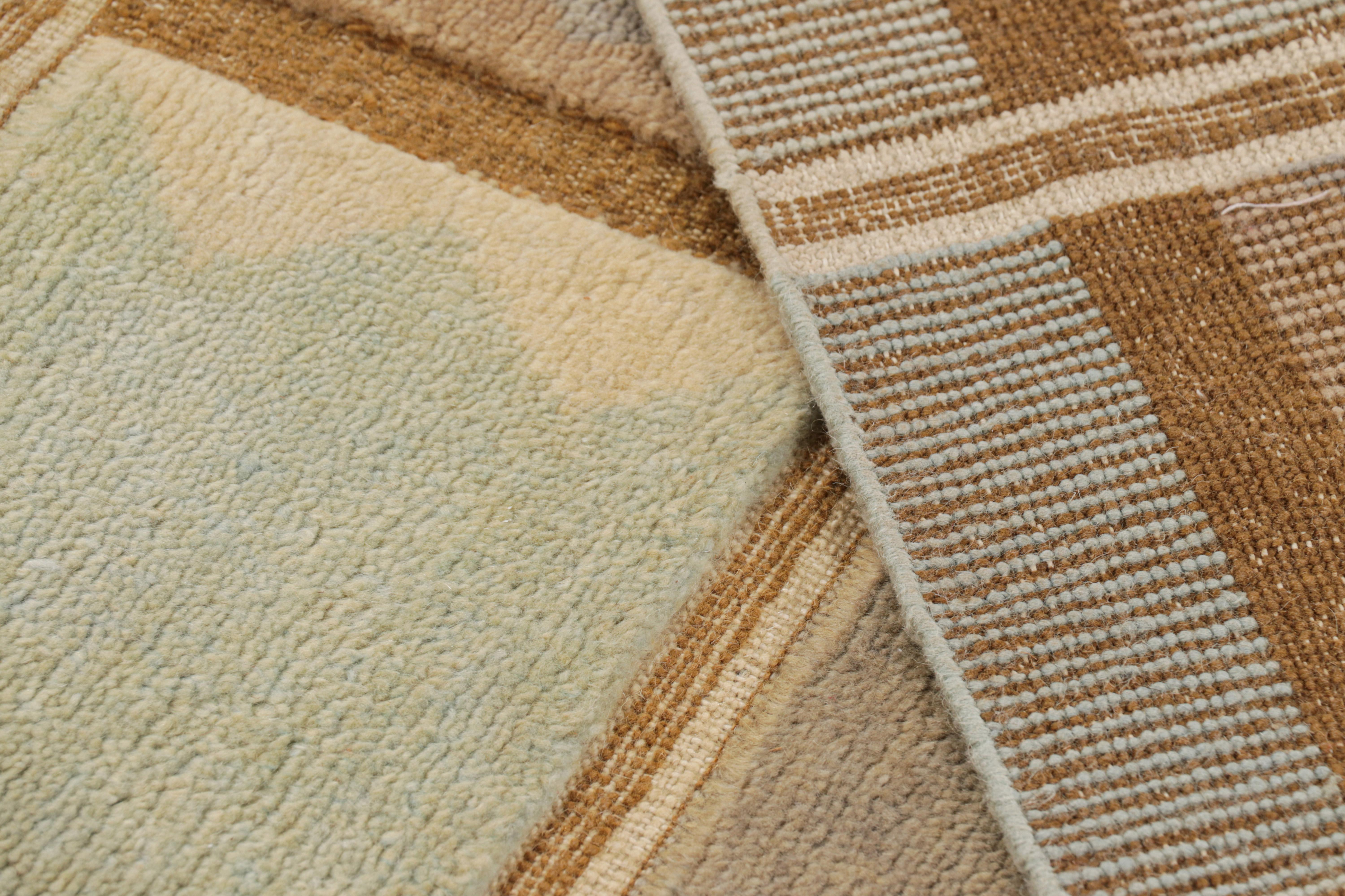 Rug & Kilim's Teppich im skandinavischen Stil in Blau Beige-Braun Creme Geometrisches Muster (21. Jahrhundert und zeitgenössisch) im Angebot