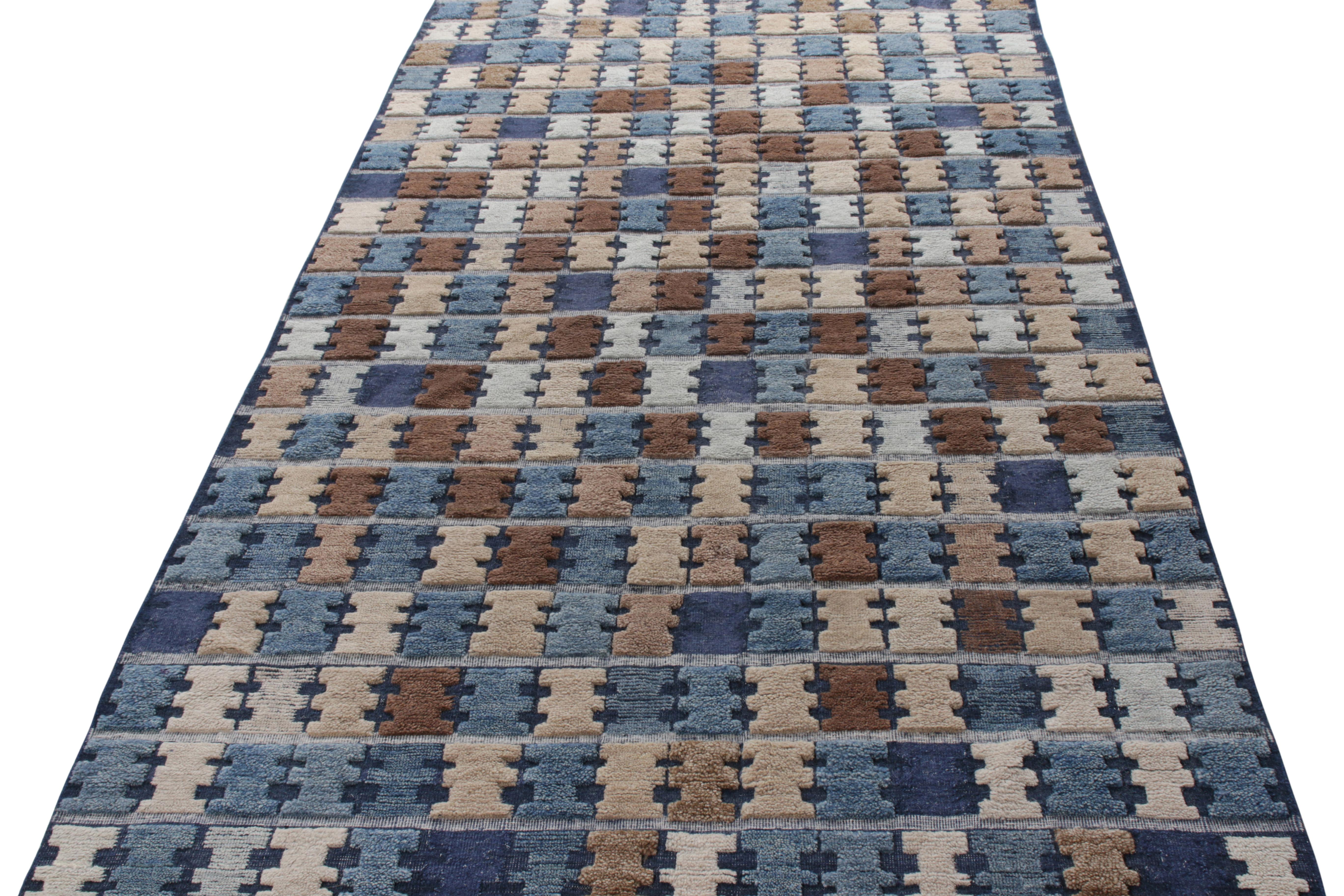 Rug & Kilim's Teppich im skandinavischen Stil in Blau, Beige-Braun Geometrisches Muster (Skandinavische Moderne) im Angebot