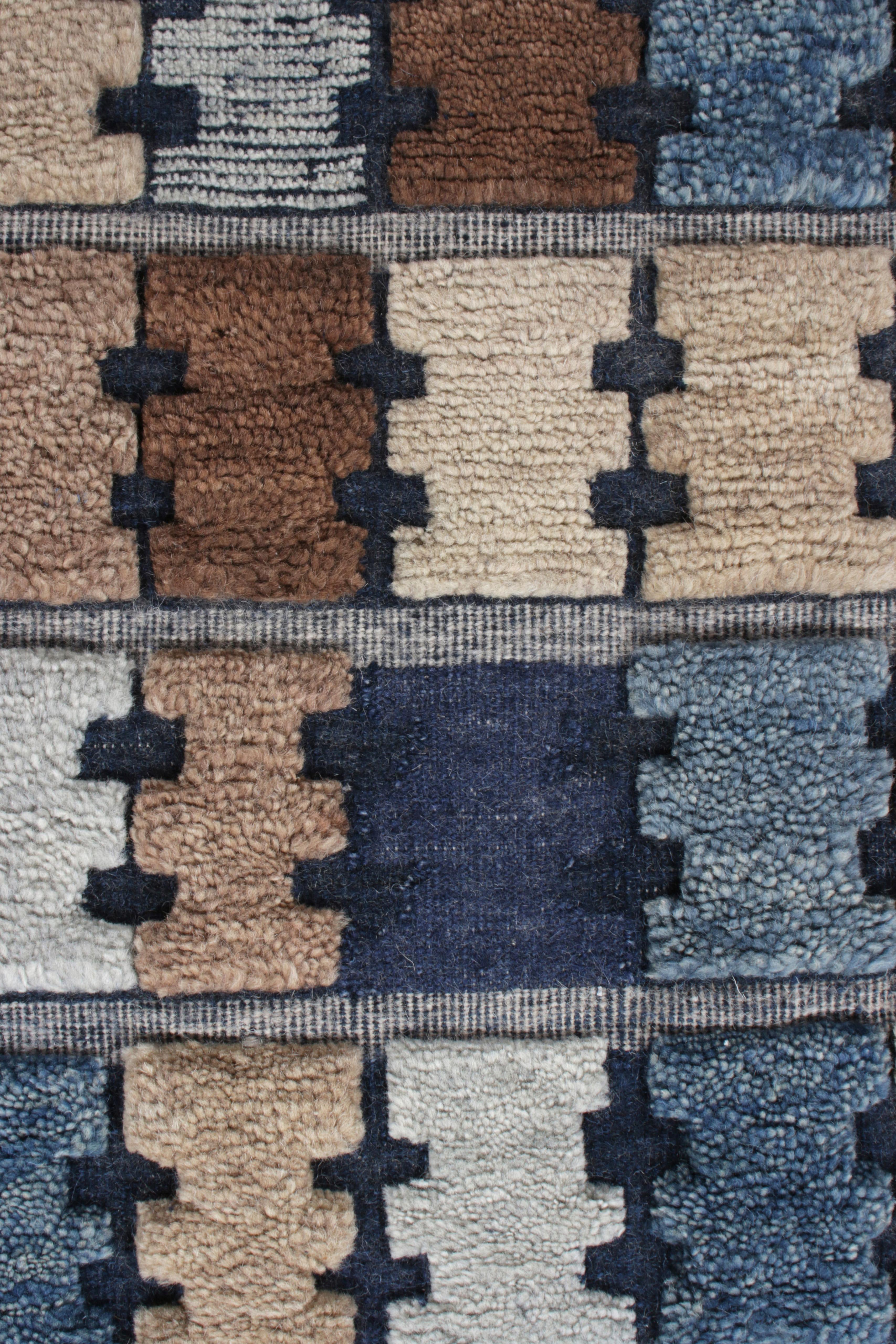 Rug & Kilim's Teppich im skandinavischen Stil in Blau, Beige-Braun Geometrisches Muster (Indisch) im Angebot