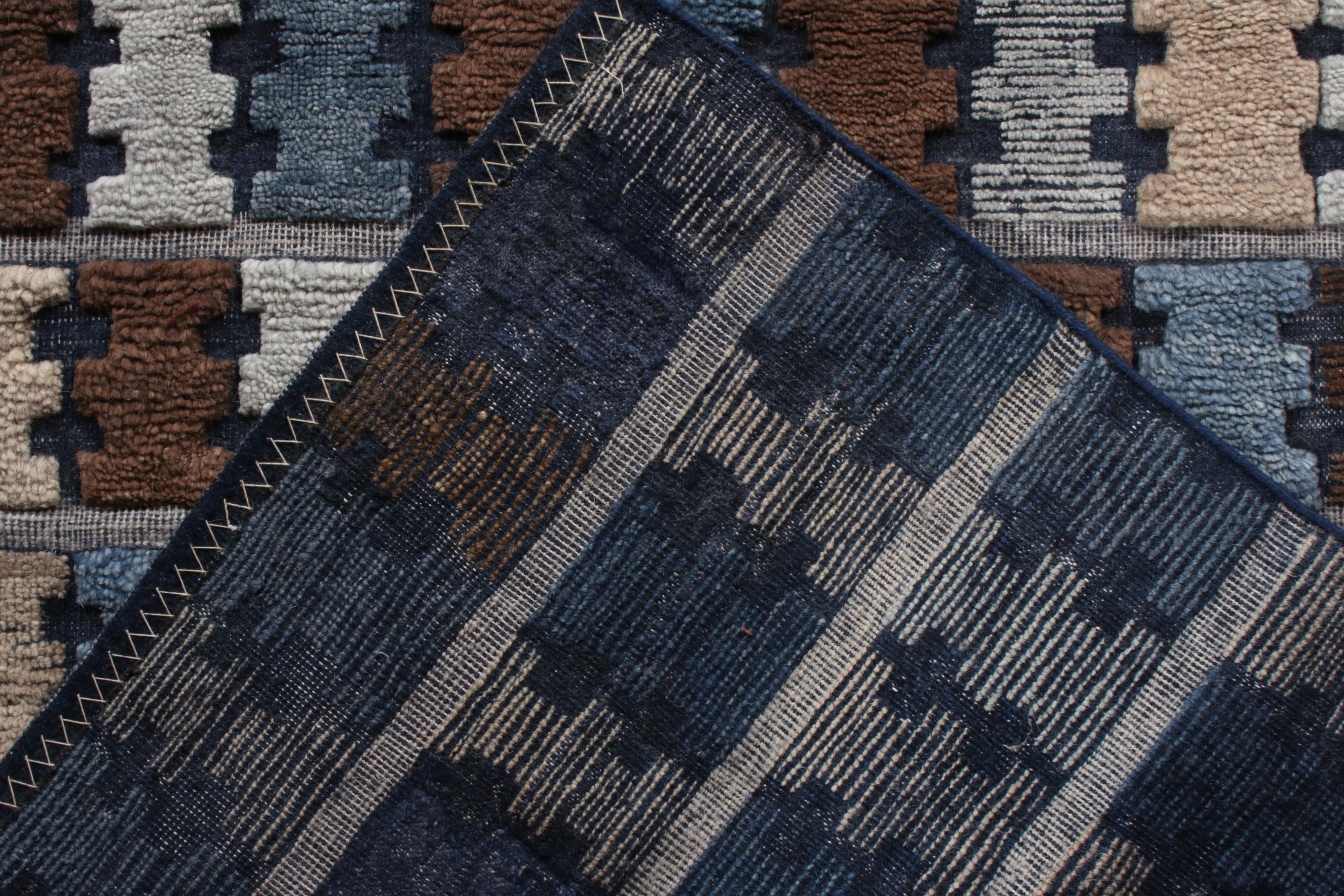 Rug & Kilim's Teppich im skandinavischen Stil in Blau, Beige-Braun Geometrisches Muster (Handgeknüpft) im Angebot