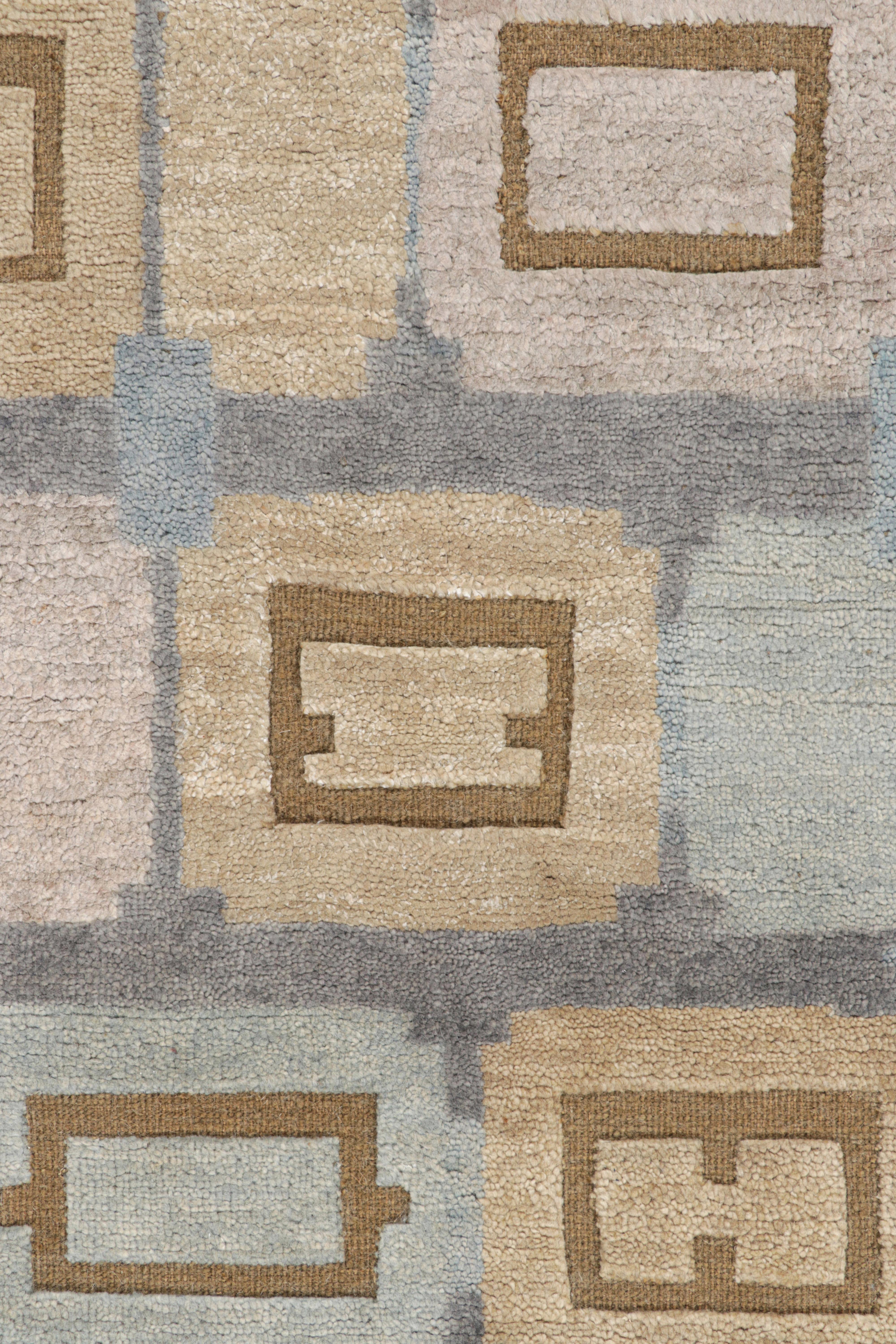 Moderno Rug & Kilim è un tappeto in stile scandinavo con motivi geometrici blu, beige e marrone. in vendita