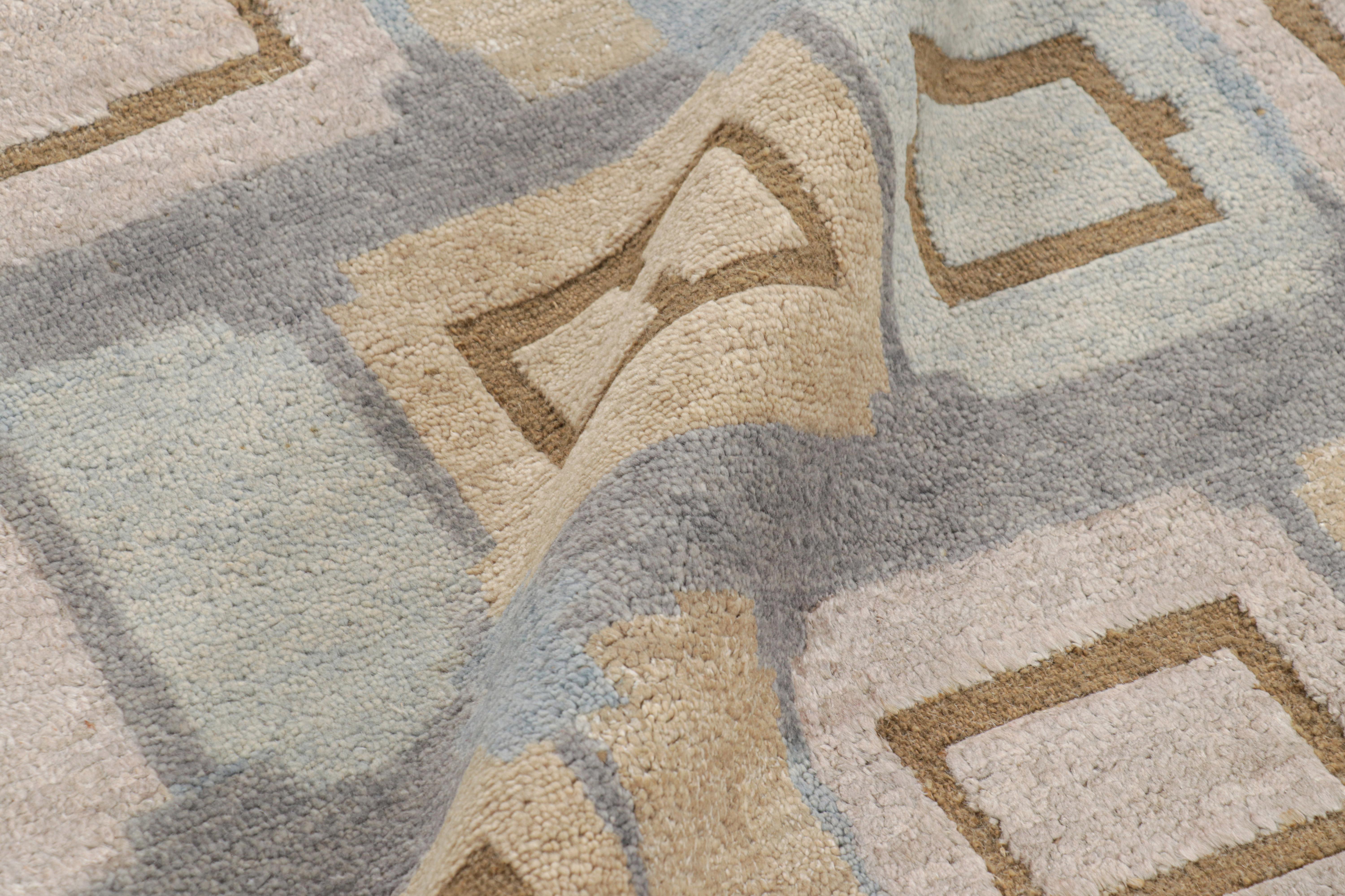 Rug & Kilim è un tappeto in stile scandinavo con motivi geometrici blu, beige e marrone. In condizioni Nuovo in vendita a Long Island City, NY