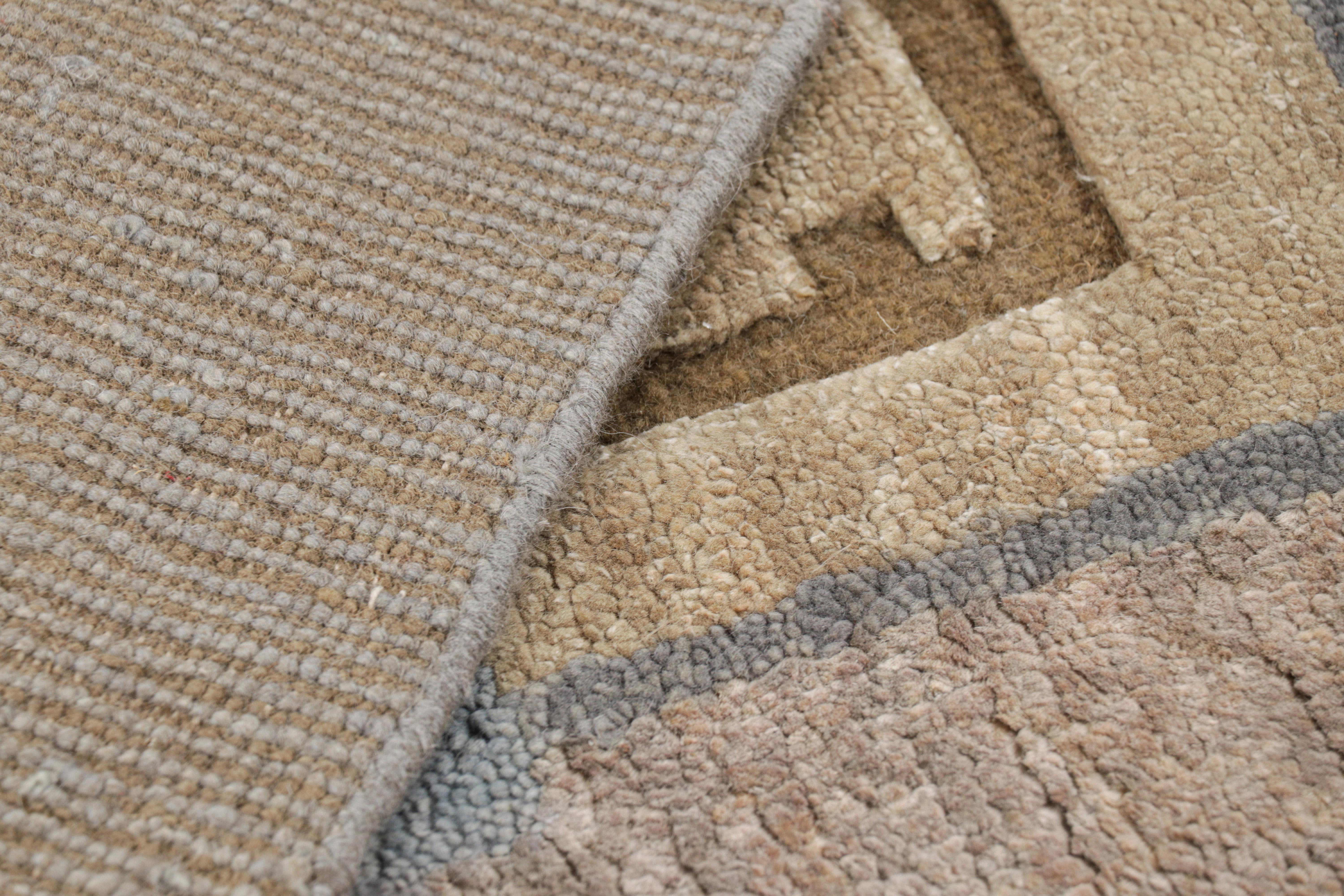 XXI secolo e contemporaneo Rug & Kilim è un tappeto in stile scandinavo con motivi geometrici blu, beige e marrone. in vendita