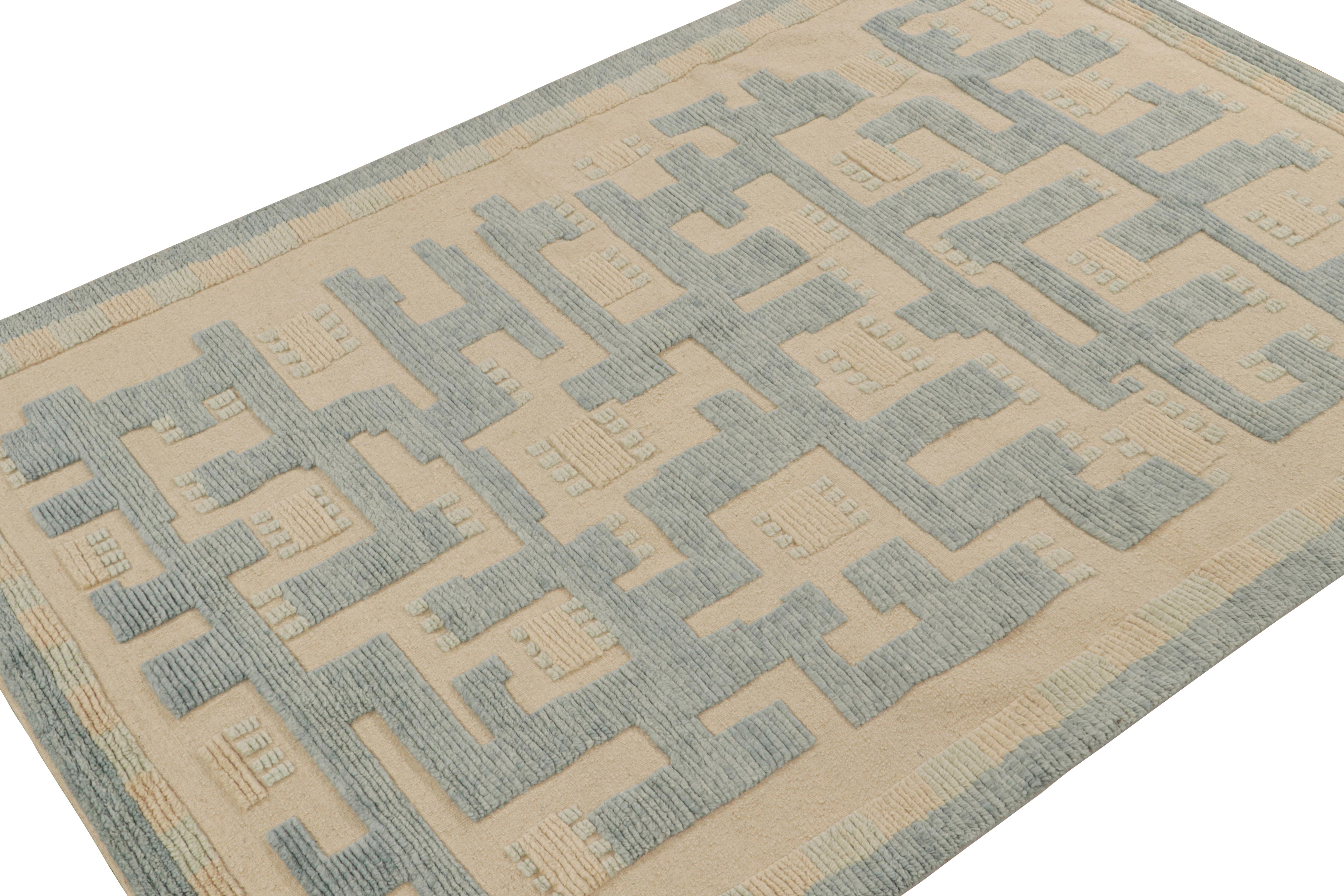 Handgeknüpfter Wollteppich 6x9 aus der skandinavischen Kollektion von Rug & Kilim.

Über das Design:

Der Teppich im schwedischen Stil besticht durch Muster in Blau und Beige. Die Textur hat ein subtiles Hoch-Tief-Element in Verbindung mit der