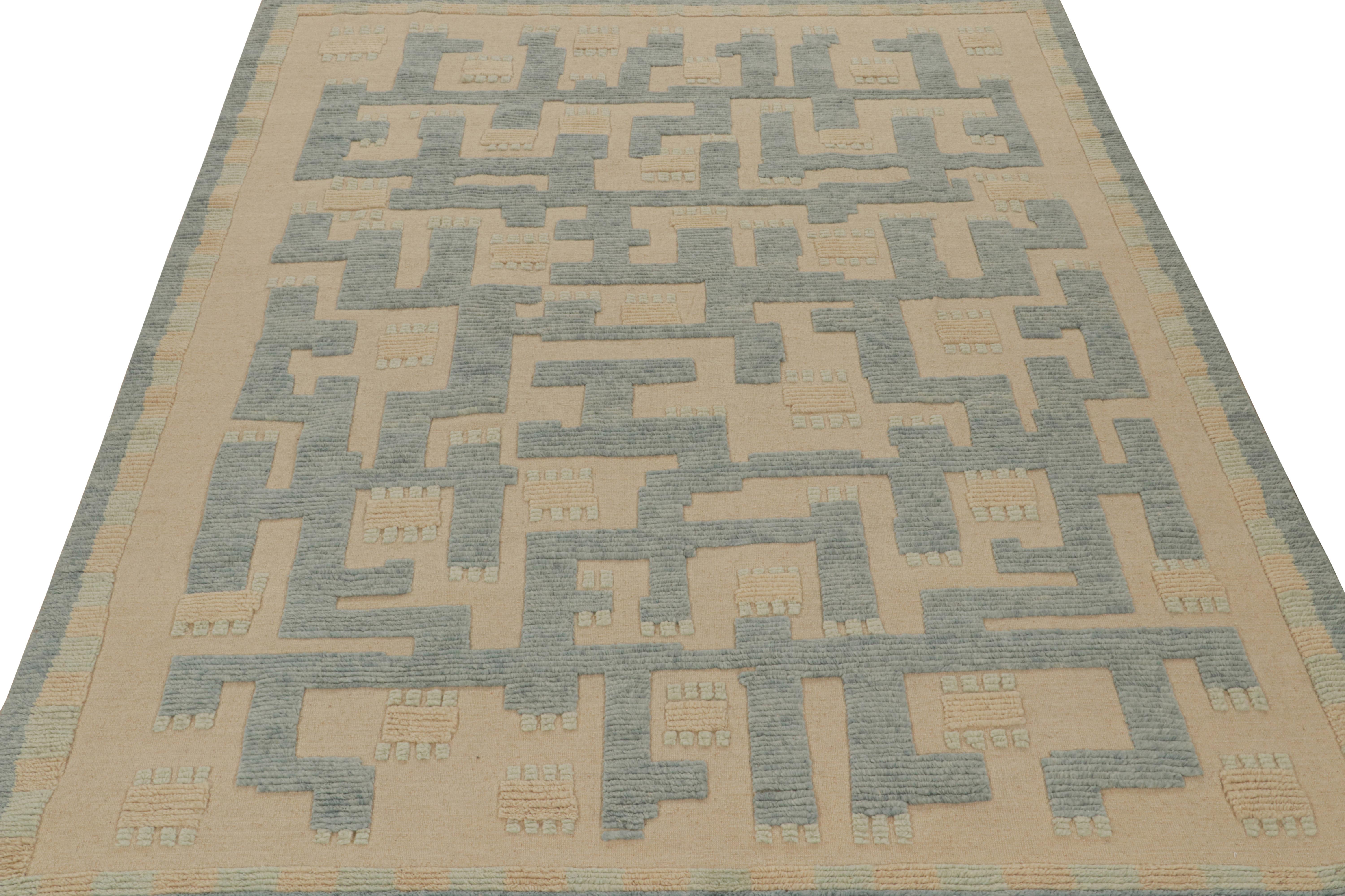 Rug & Kilim's Teppich im skandinavischen Stil in Blau und Beige mit geometrischen Mustern (Moderne) im Angebot