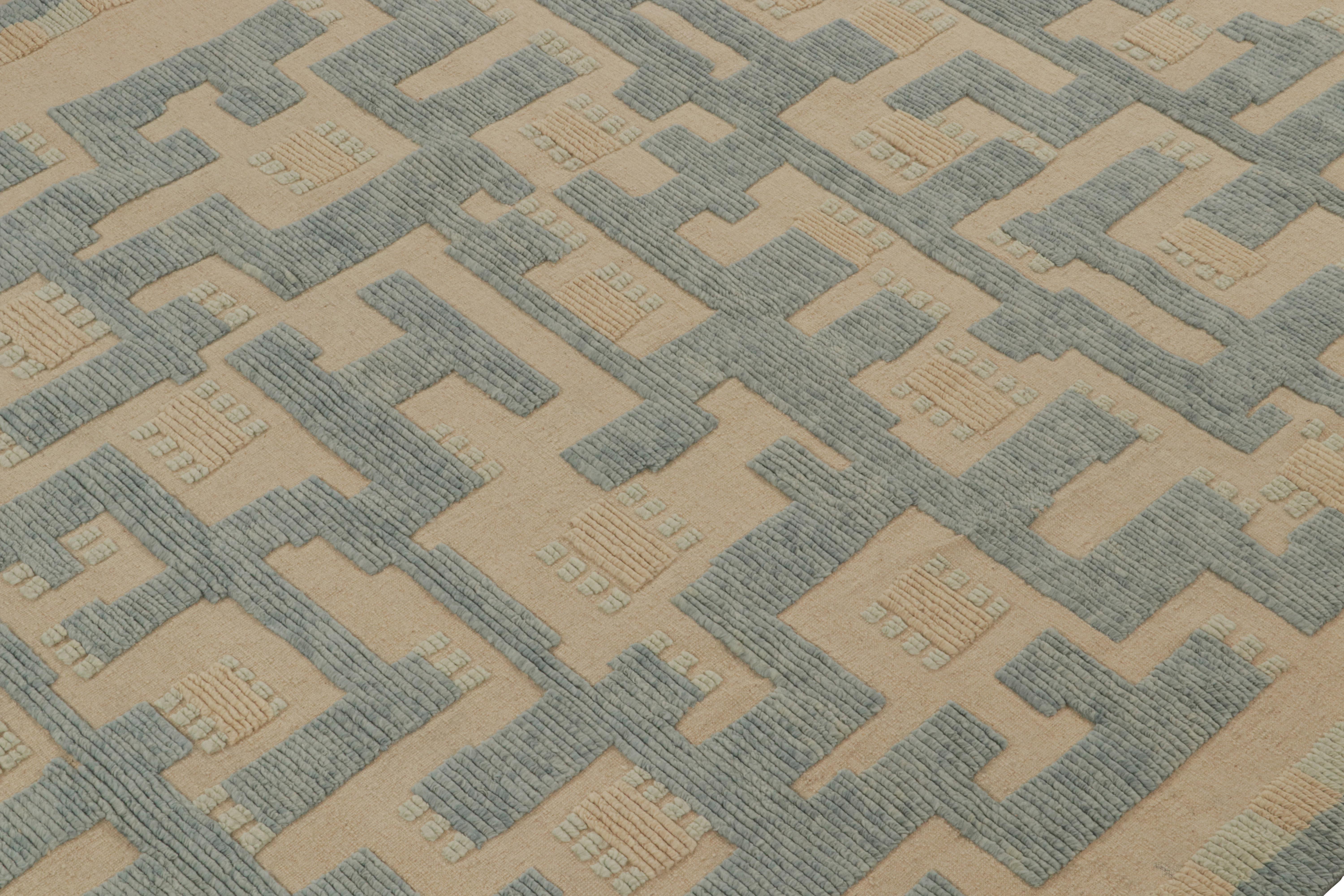 Rug & Kilim's Teppich im skandinavischen Stil in Blau und Beige mit geometrischen Mustern (Indisch) im Angebot