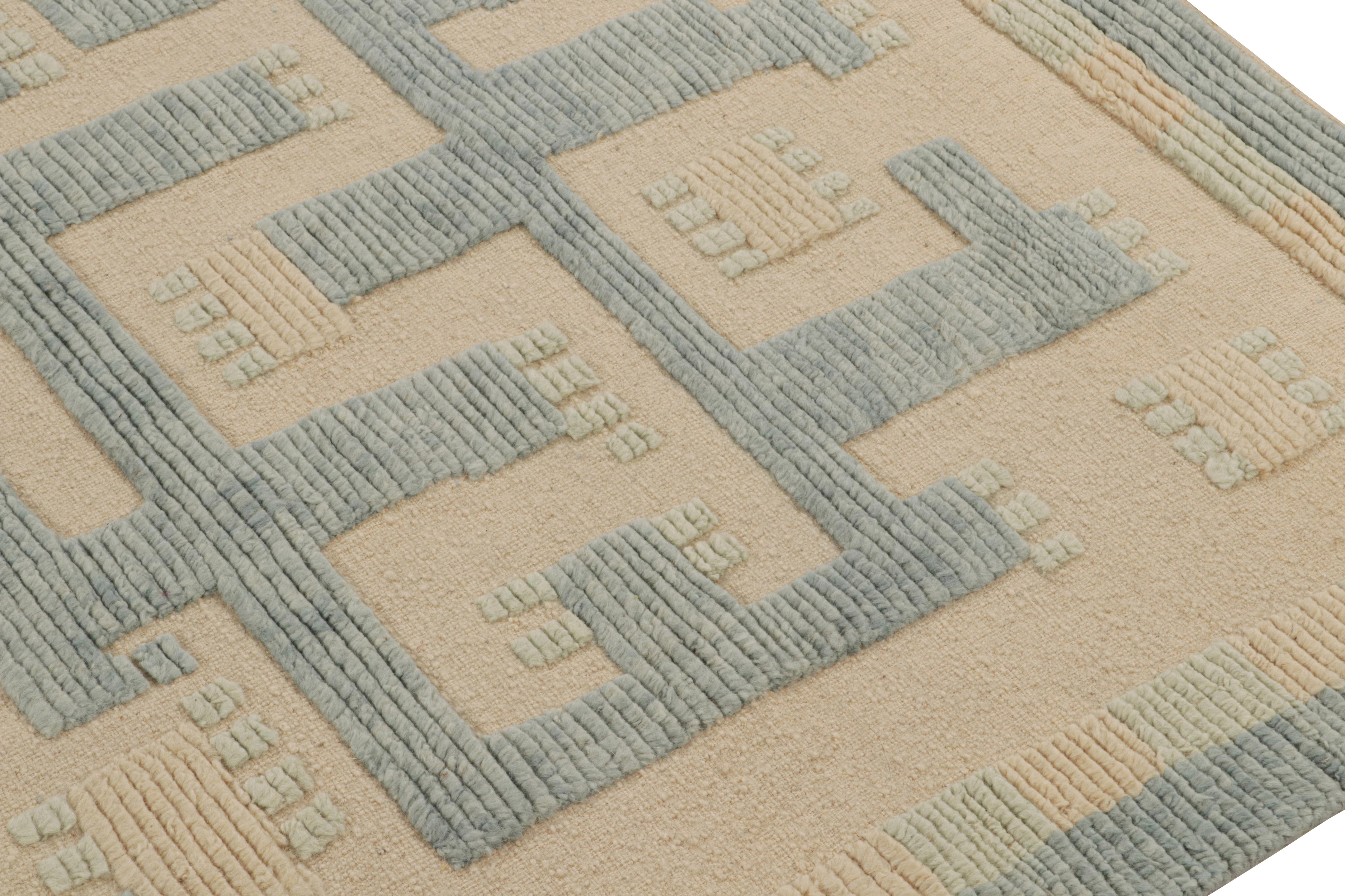 Annodato a mano Tappeto in stile scandinavo Rug & Kilim con motivi geometrici blu e beige in vendita
