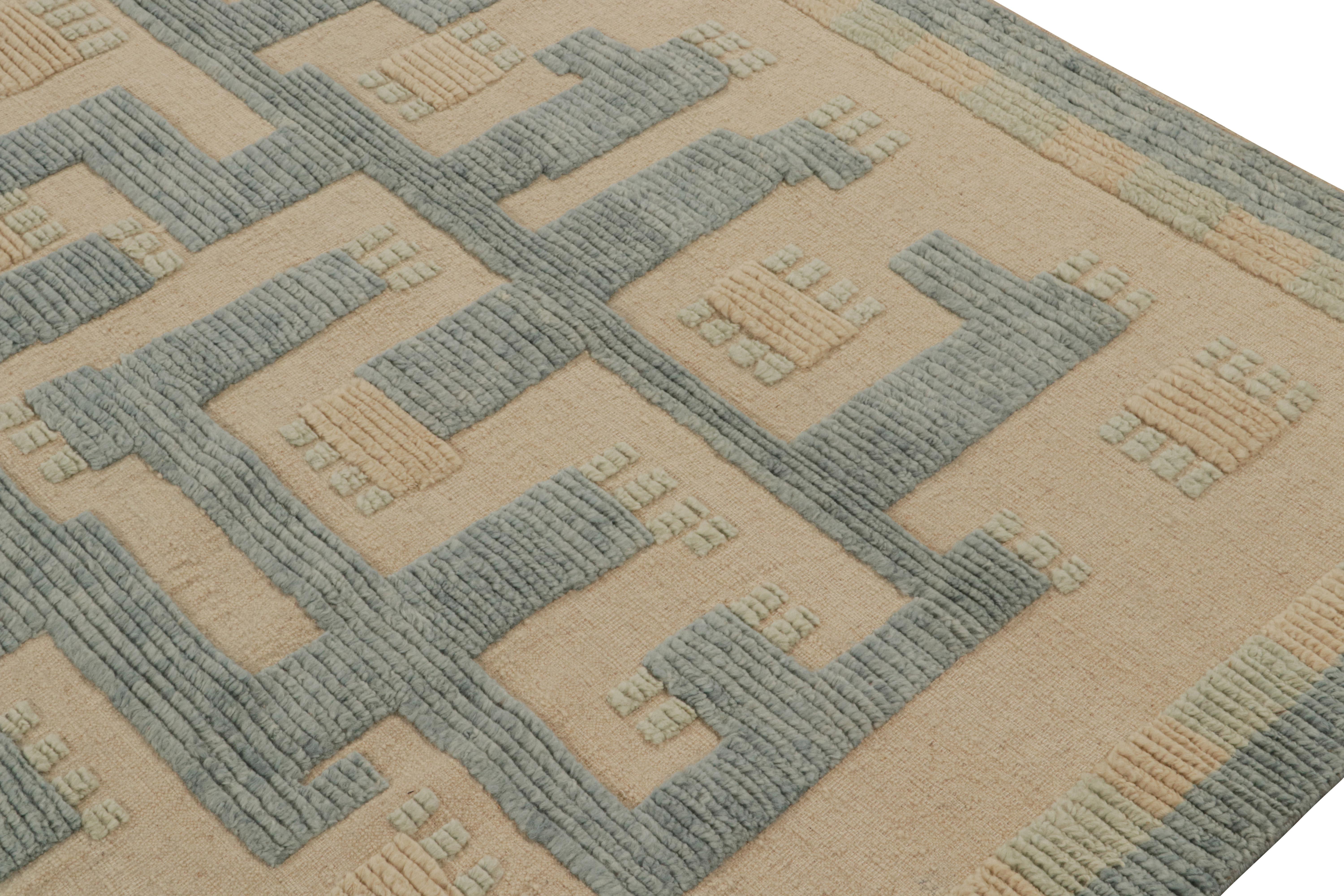 Rug & Kilim's Teppich im skandinavischen Stil in Blau und Beige mit geometrischen Mustern (Handgeknüpft) im Angebot