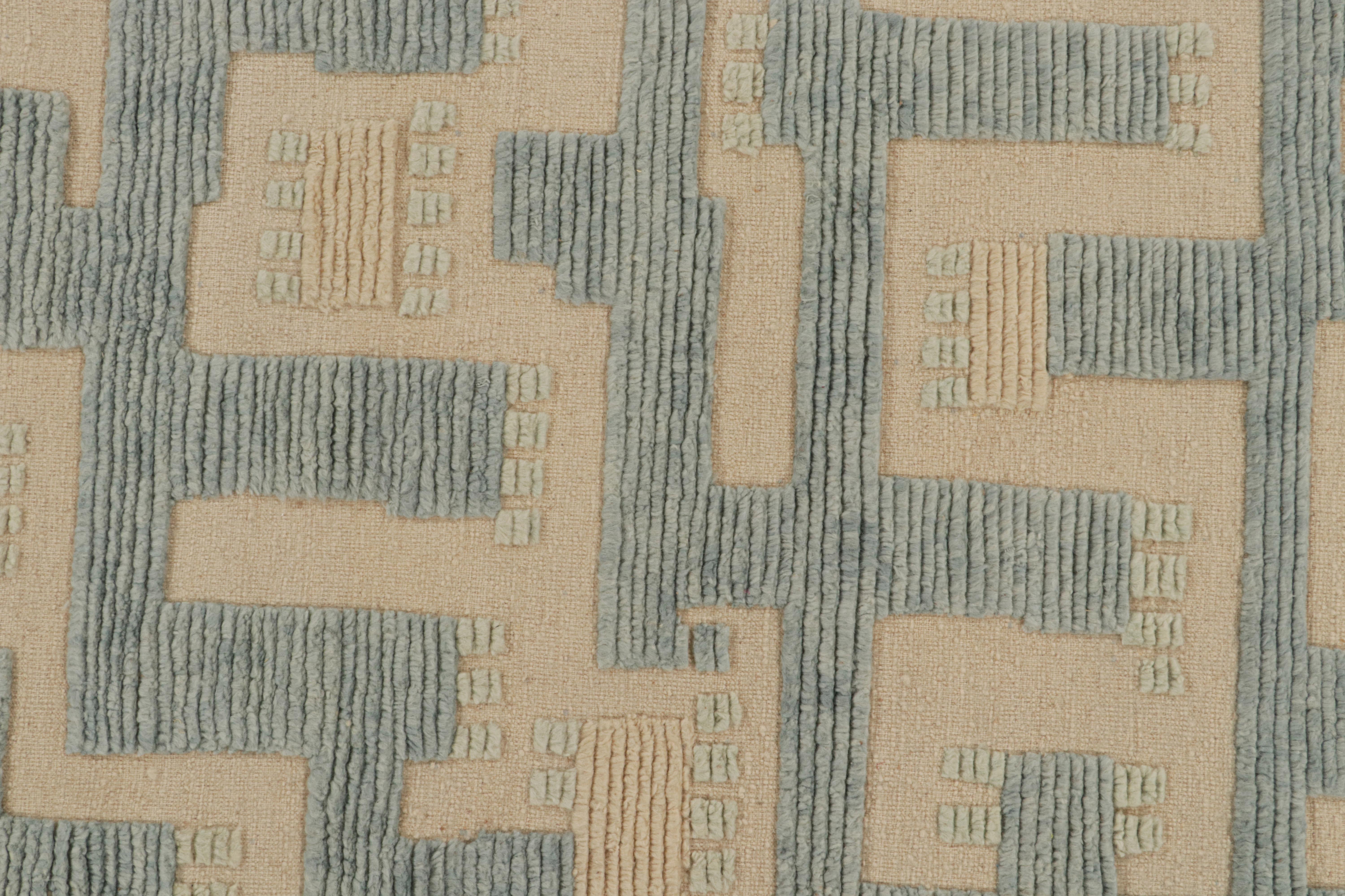 Rug & Kilim's Teppich im skandinavischen Stil in Blau und Beige mit geometrischen Mustern im Zustand „Neu“ im Angebot in Long Island City, NY