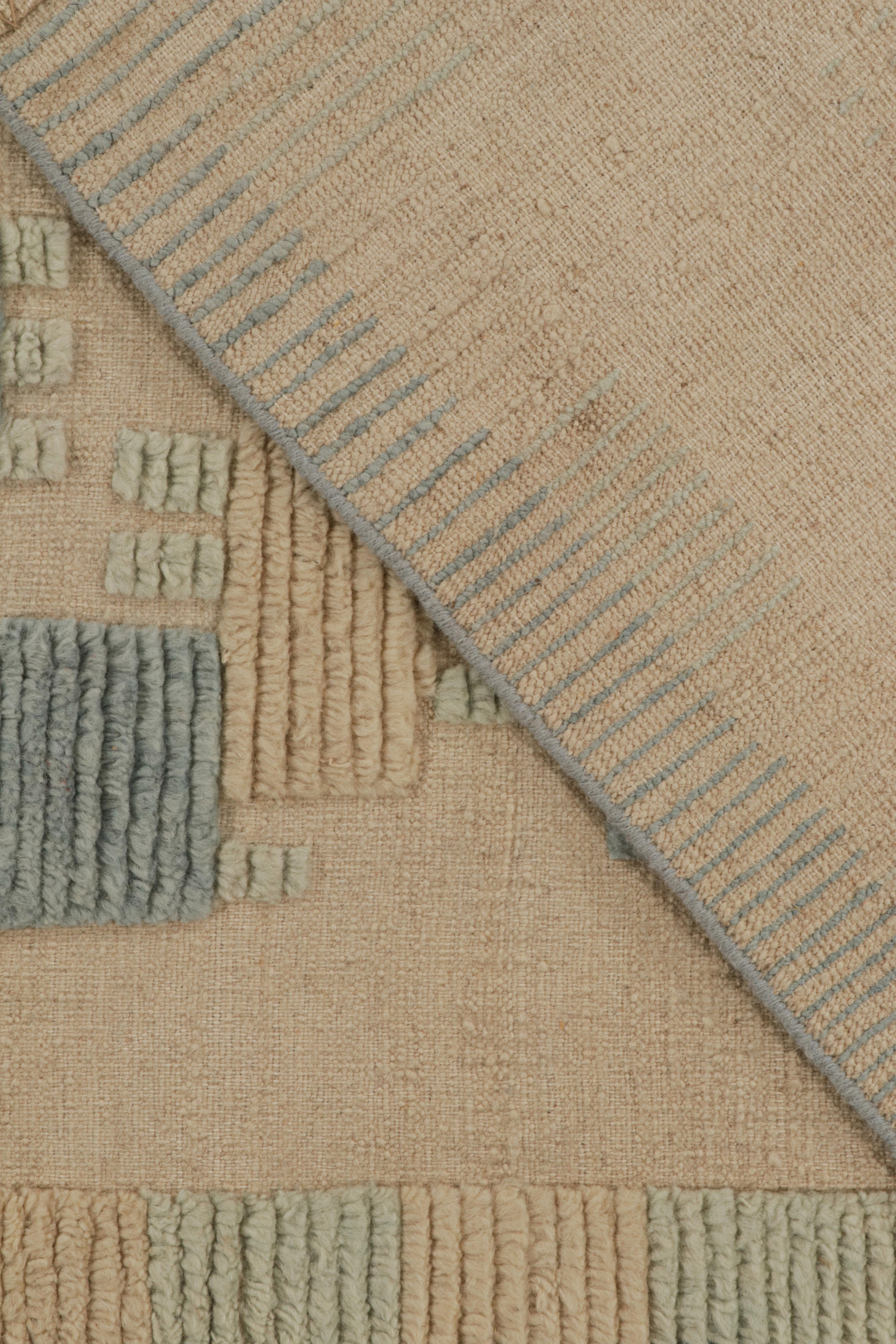 Rug & Kilim's Teppich im skandinavischen Stil in Blau und Beige mit geometrischen Mustern (21. Jahrhundert und zeitgenössisch) im Angebot