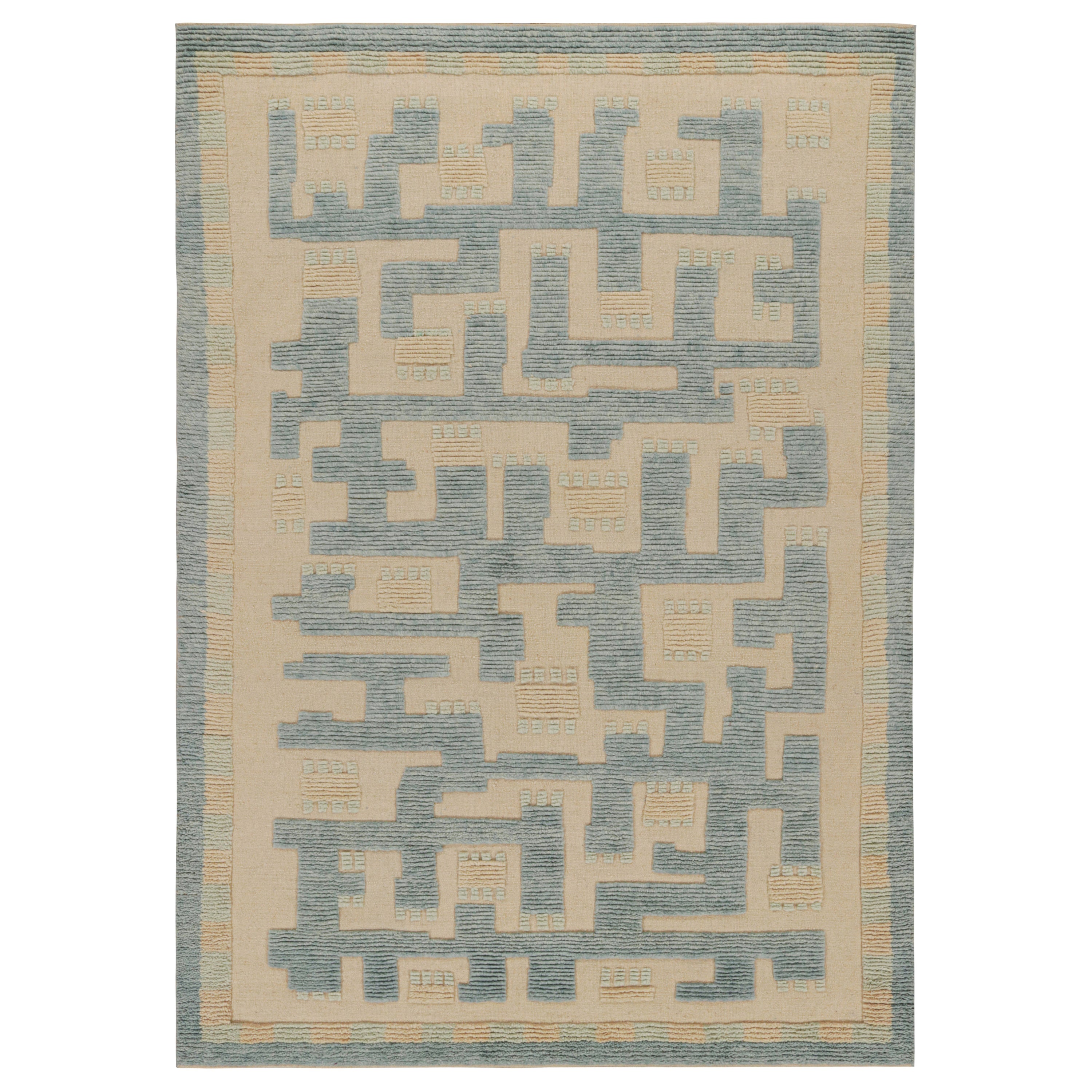 Rug & Kilim's Teppich im skandinavischen Stil in Blau und Beige mit geometrischen Mustern im Angebot