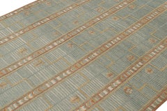 Rug & Kilim's Teppich im skandinavischen Stil mit geometrischem Muster in Blau, Brown und Gold